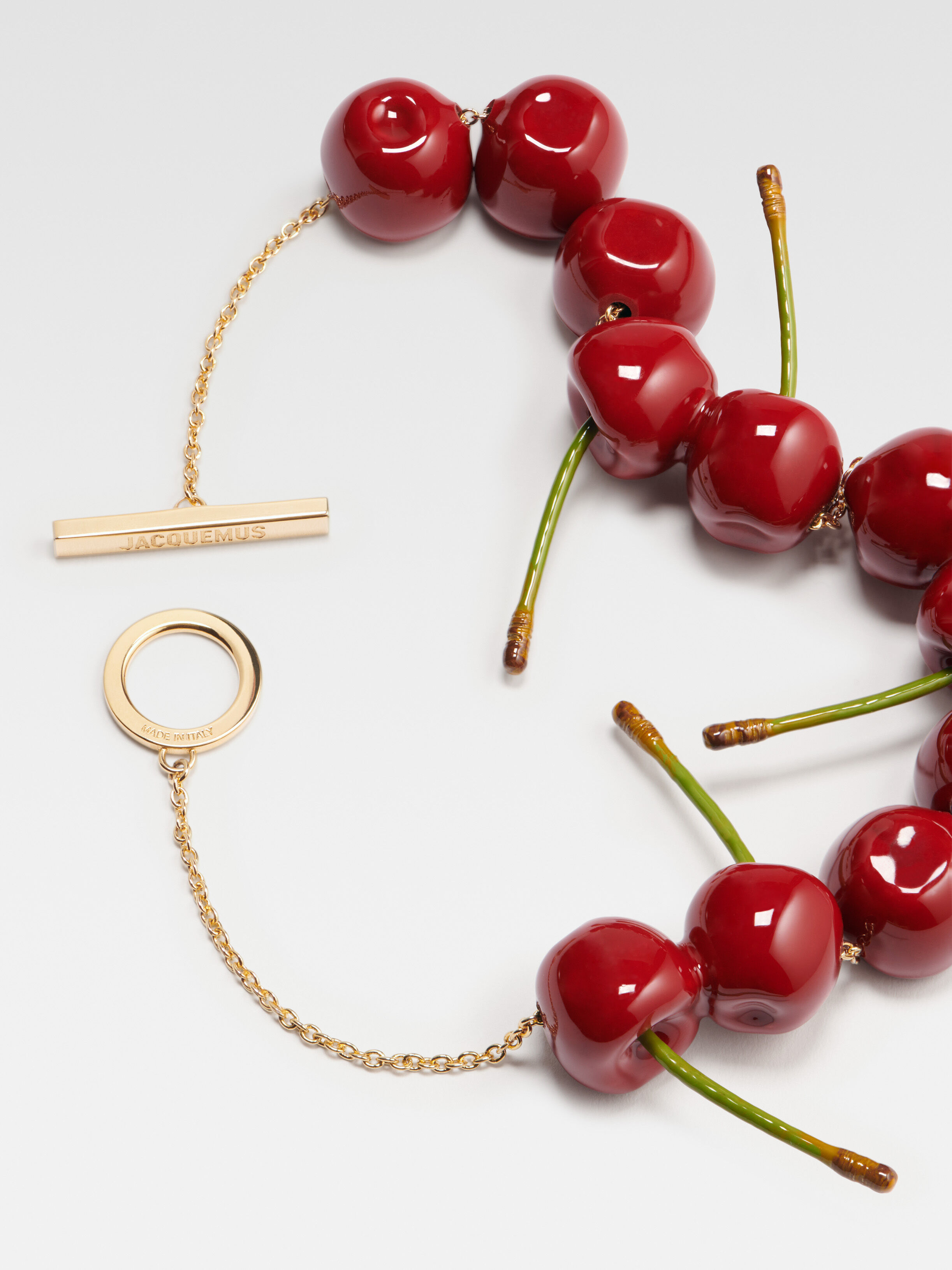 Le collier cerise