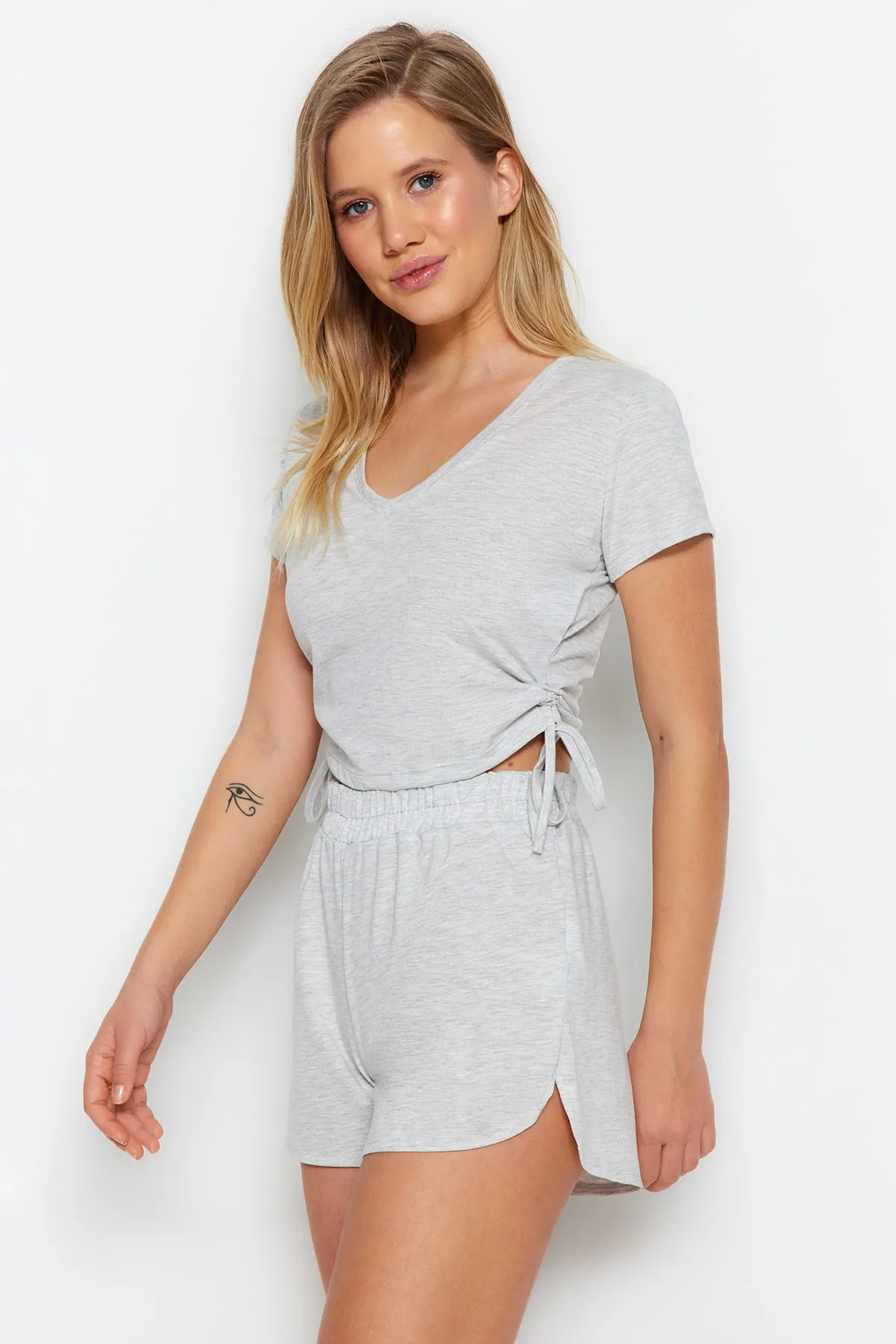 Trendyol Collection  Gestricktes Pyjama-Set mit T-Shirt und Shorts aus grauer Baumwolle mit Kordelzug THMSS23PT00010
