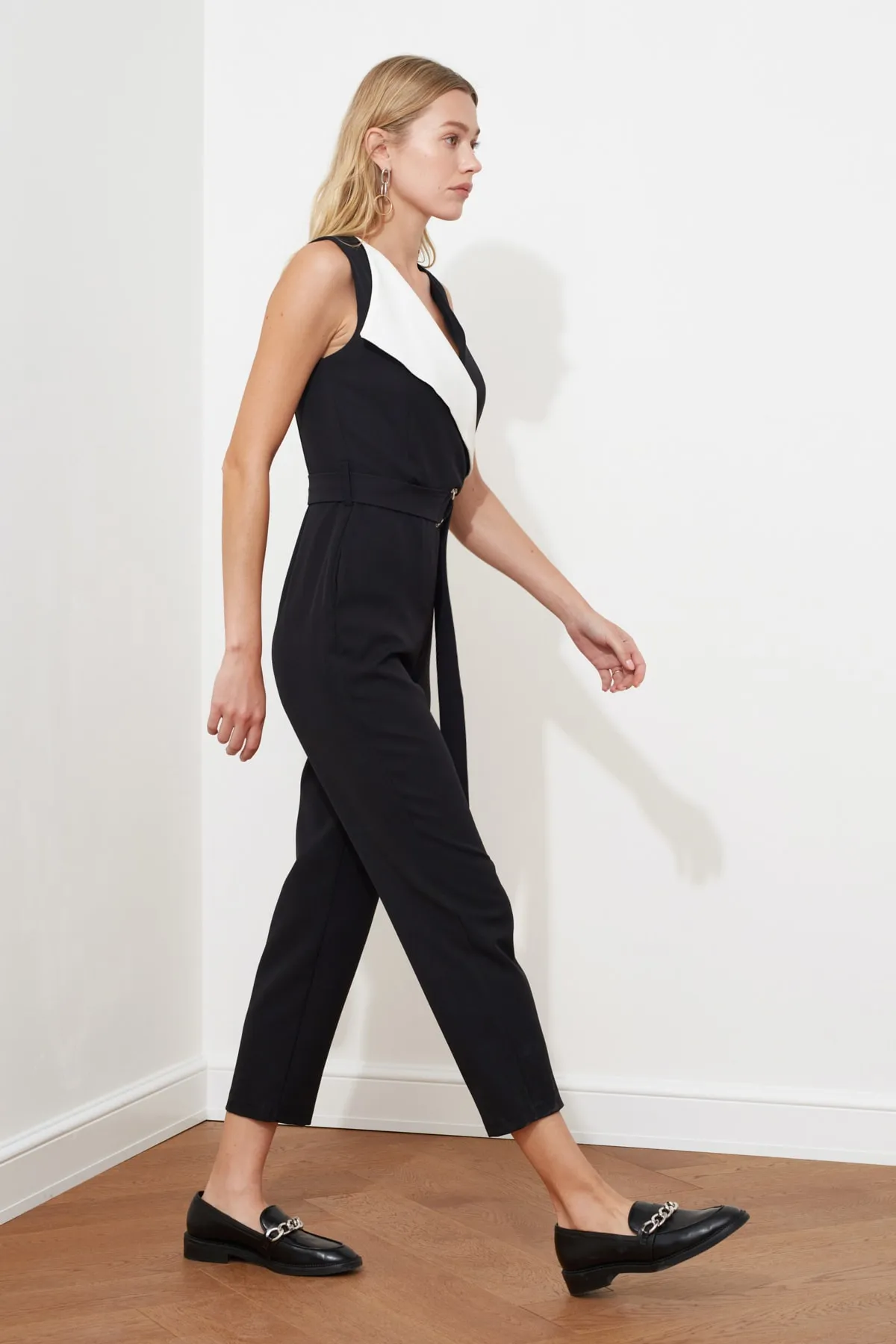 Trendyol Collection  Schwarz-weißer, farbblockierter Maxi-Weboverall mit Schnürdetail TWOSS20TU0019