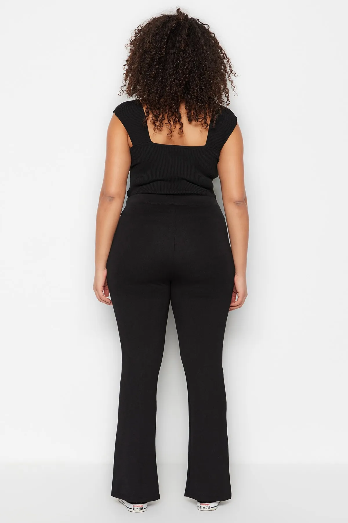 Trendyol Curve  Schwarze, schmal geschnittene Strickhose mit hohem Bund und Reißverschluss TBBSS23AR00011