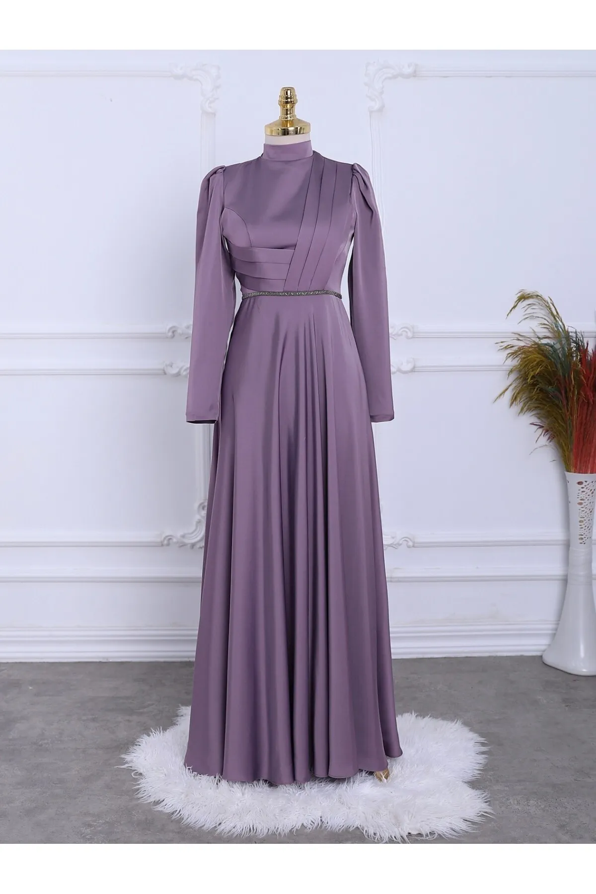 Modamorfo  Satin-Abendkleid mit drapierter Vorderseite und Perlendetail an der Taille
