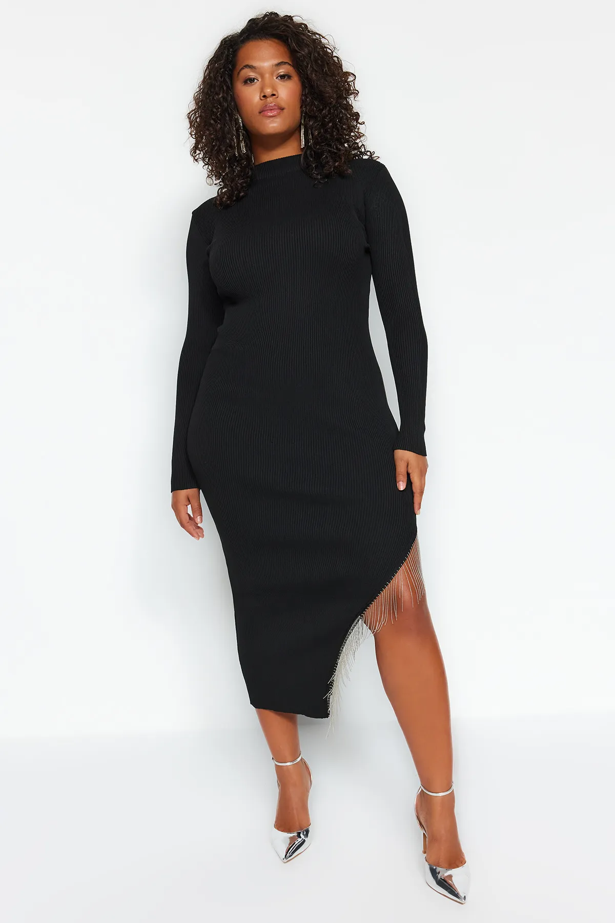Trendyol Curve  Schwarzes Strickkleid mit asymmetrischem Schnitt und Accessoire-Details TBBAW24AH00006