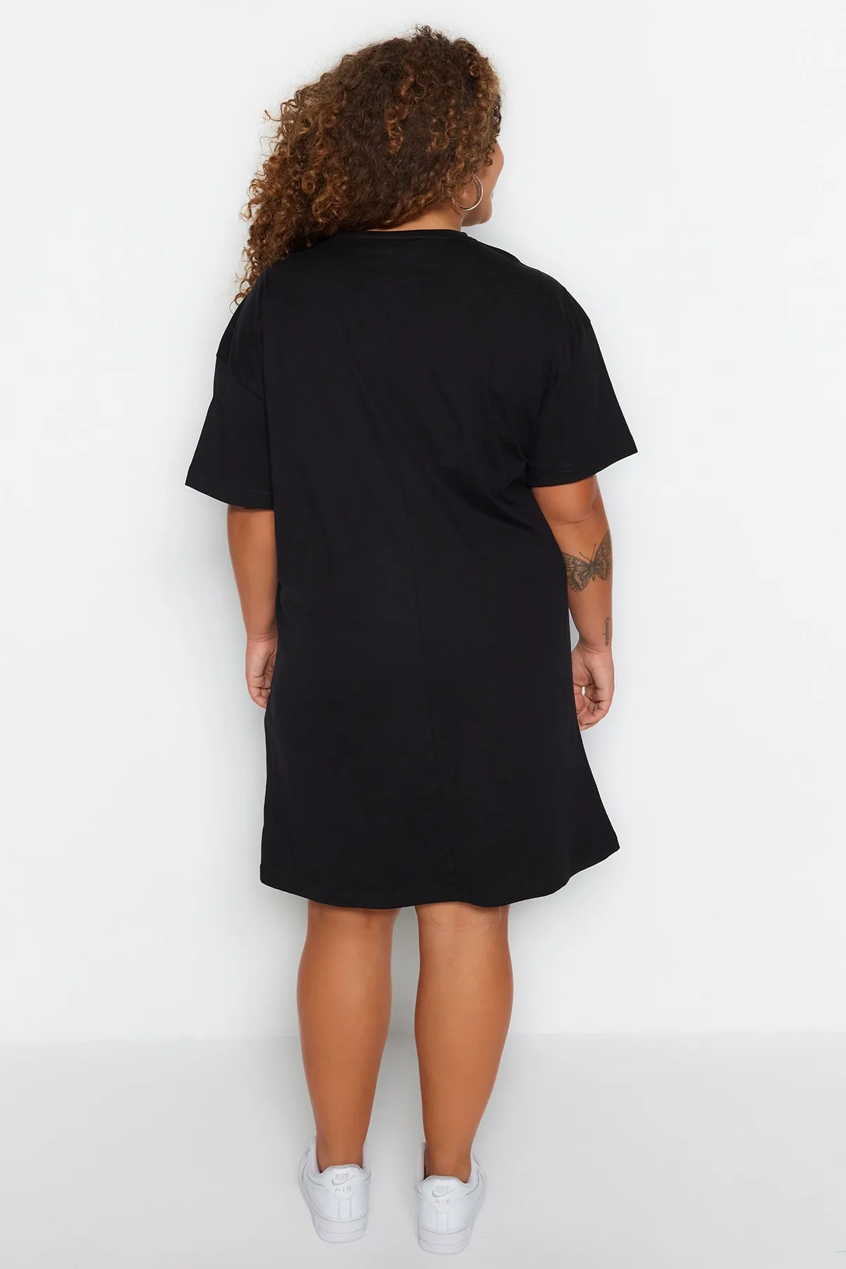 Trendyol Curve  Schwarzes bedrucktes T-Shirt-Strickkleid mit Rundhalsausschnitt TBBSS23AH00163