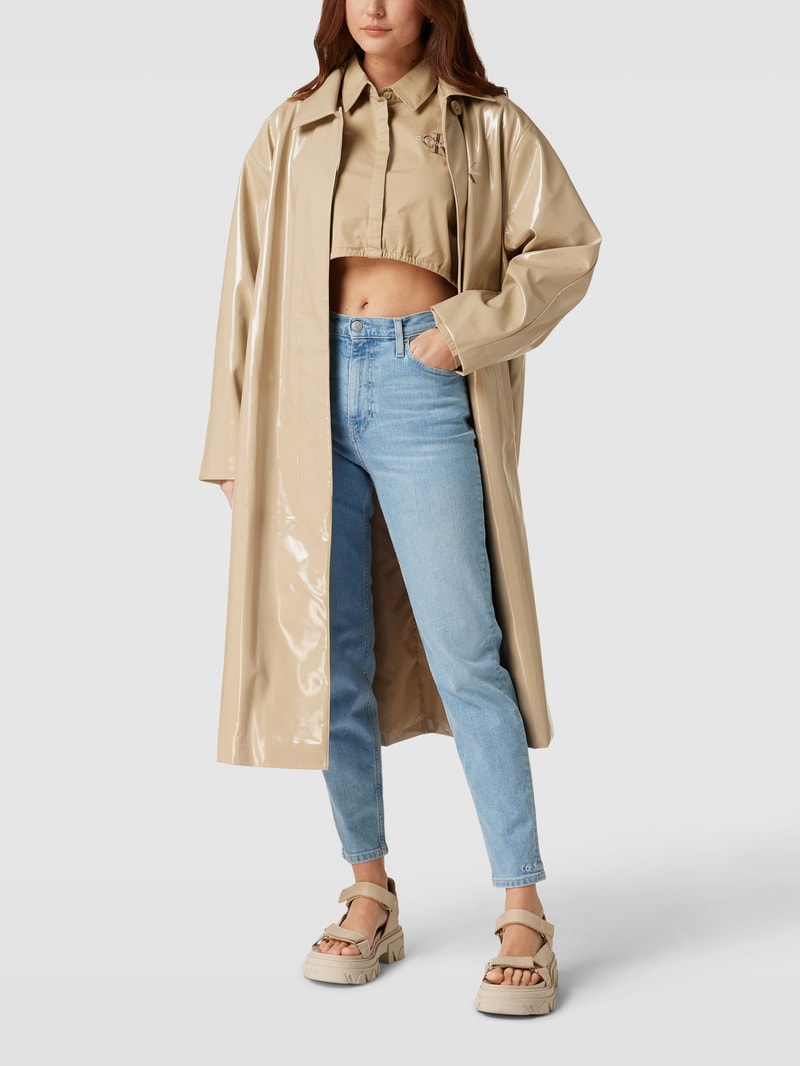 Mom Fit Jeans mit Label-Patch in hellblau
