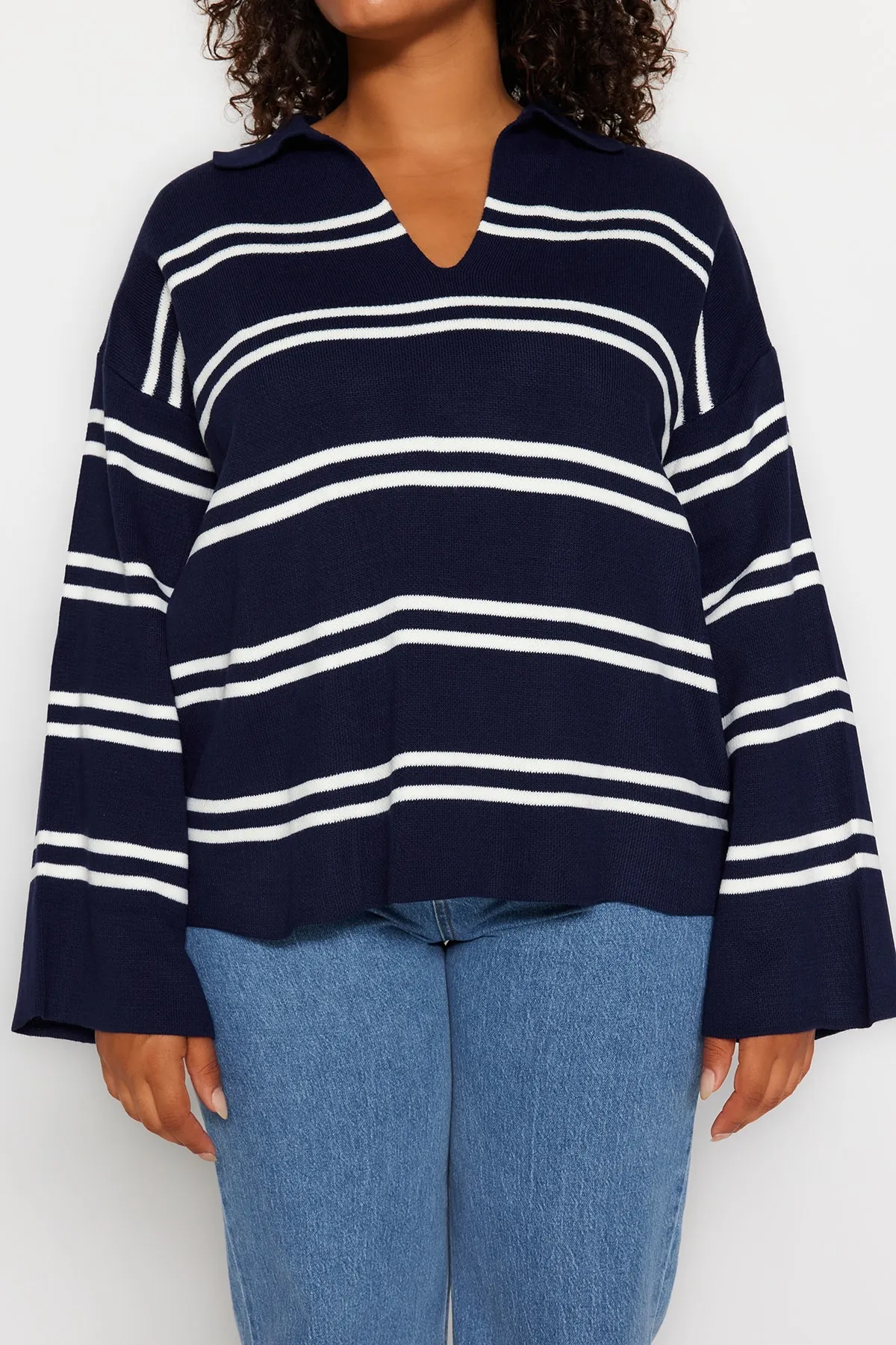 Trendyol Curve  Marineblauer gestreifter Strickpullover TBBAW24AN00013