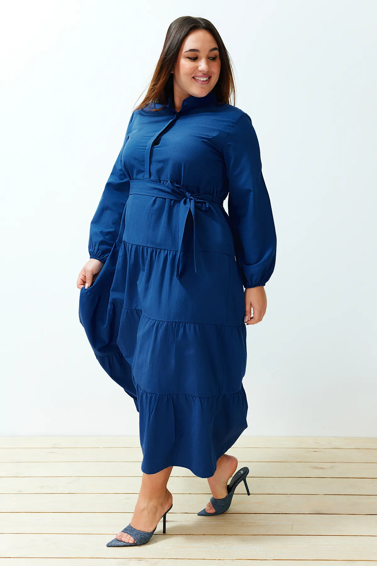 Trendyol Modest  Saks – Gewebtes Kleid mit Gürtel und Chefkragen und Knopfdetail TCTSS21EL3343