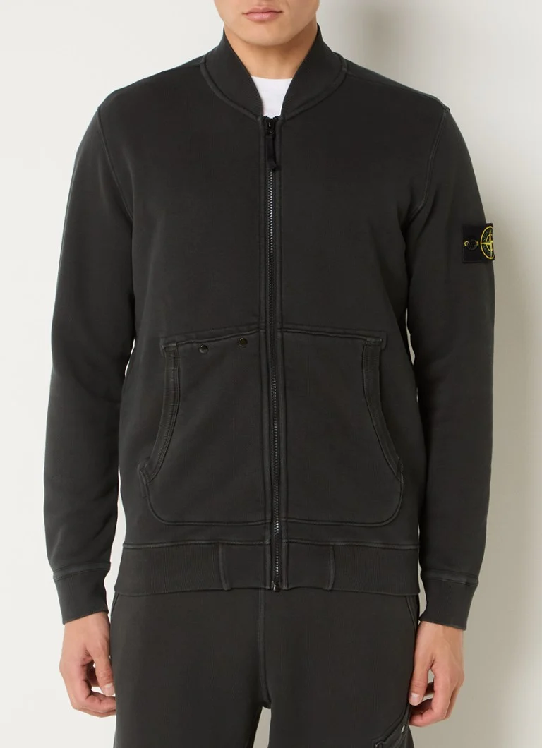 Hanorac Stone Island 65241 cu logo și buzunare laterale.