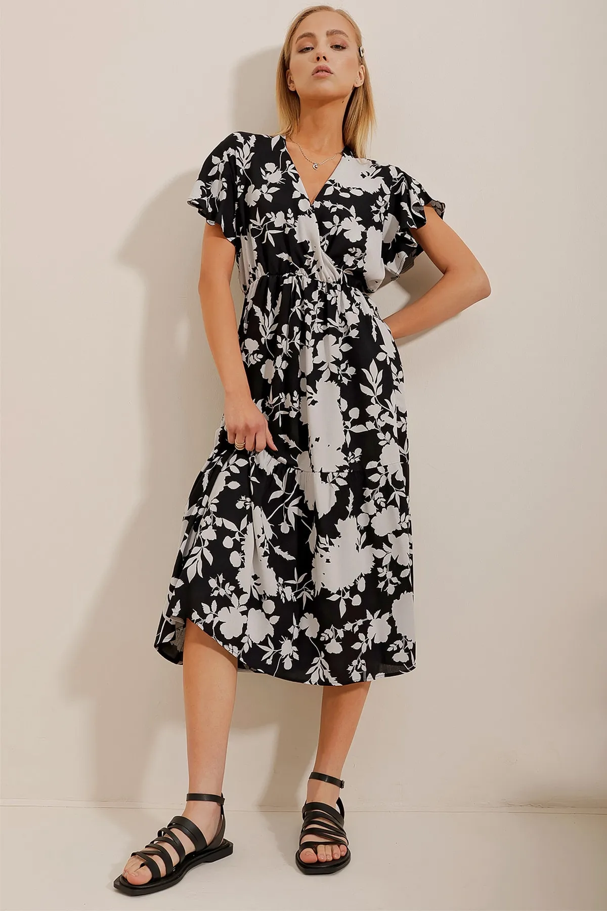 Trend Alaçatı Stili  Schwarz-weißes zweireihiges Kleid mit Kragen und Volants aus Viskosegewebe für Damen ALC-X4373