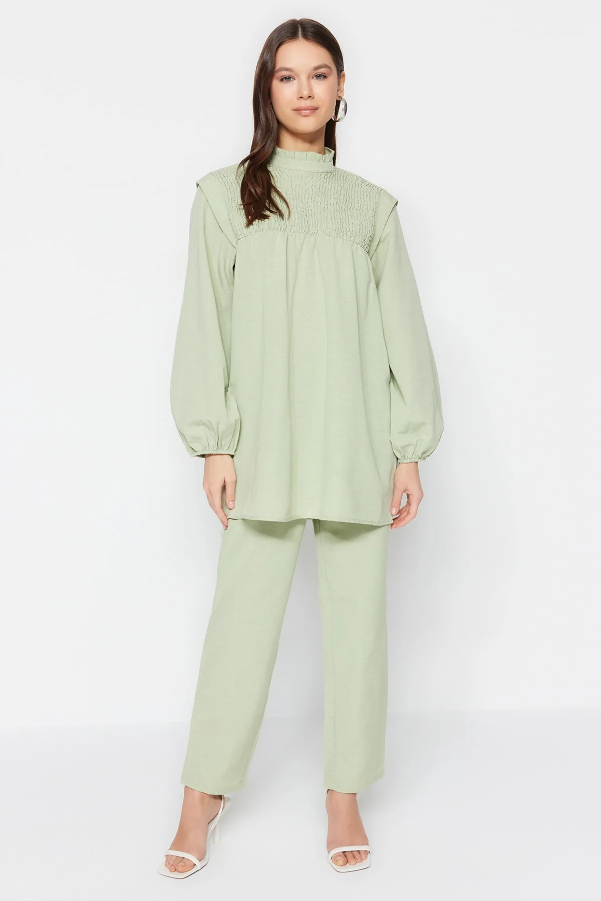 Trendyol Modest  Olivgrünes Tunika-Hosen-Set mit Gipe-Details in Leinenoptik TCTSS23US00075