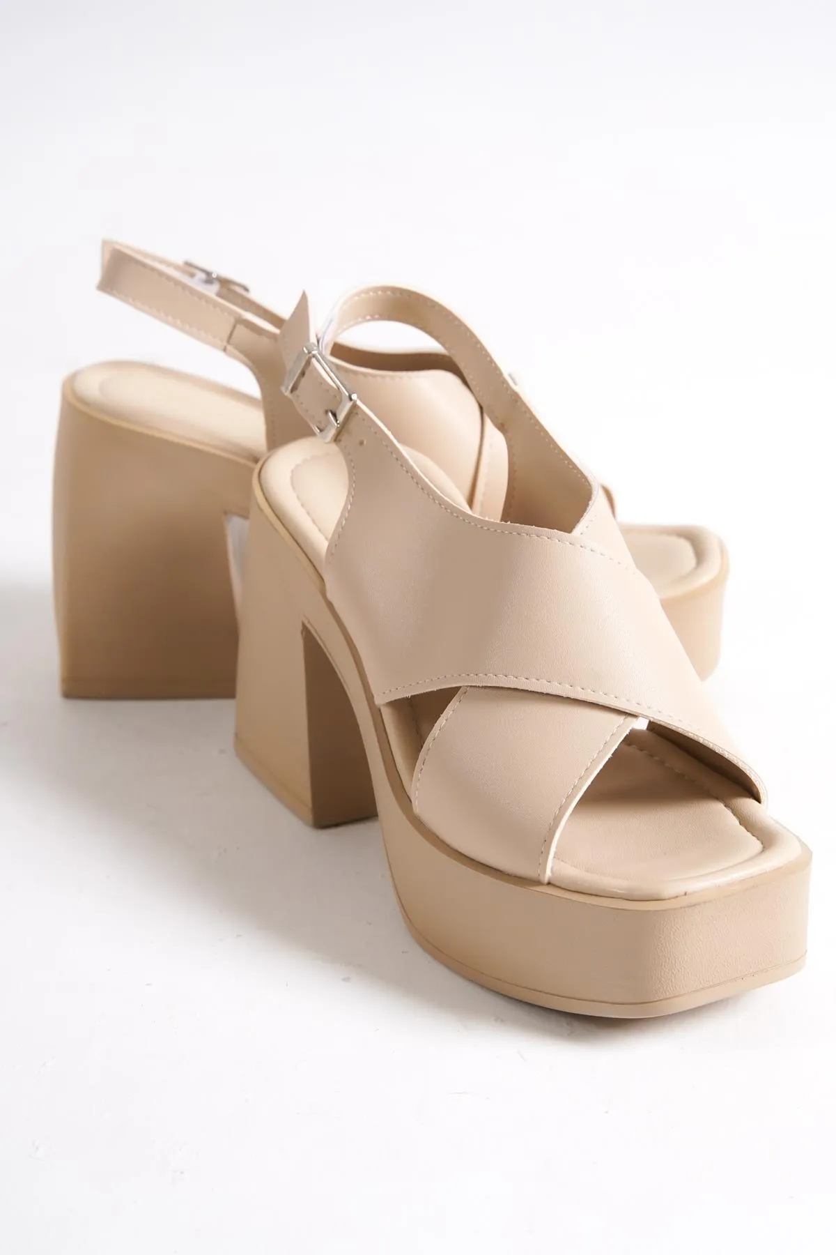 Capone Outfitters  Capone Blunt Toe Cross Wide Strap Plateau-Damensandalen mit Absatz in Beige