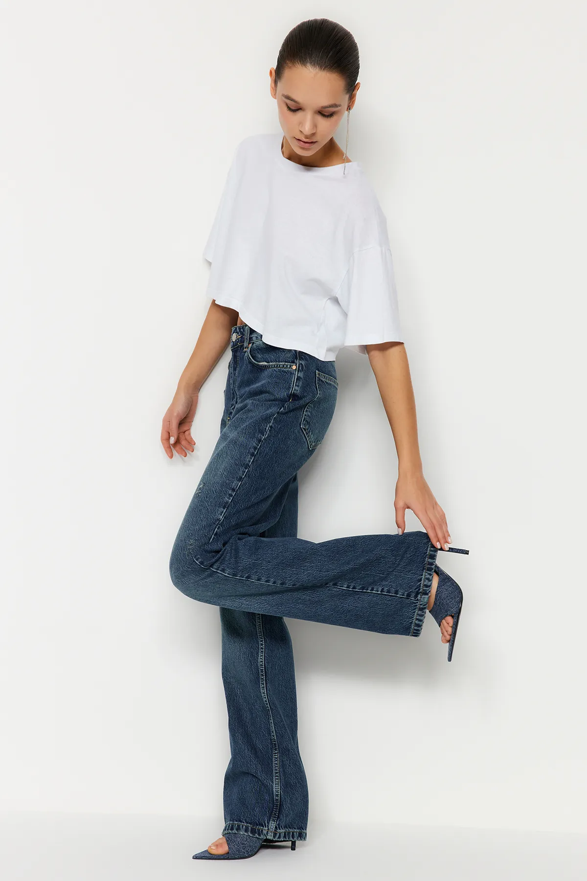Trendyol Collection  Blaue, nachhaltigere, zerrissene Jeans mit hoher Taille und weitem Bein TWOSS24JE00023