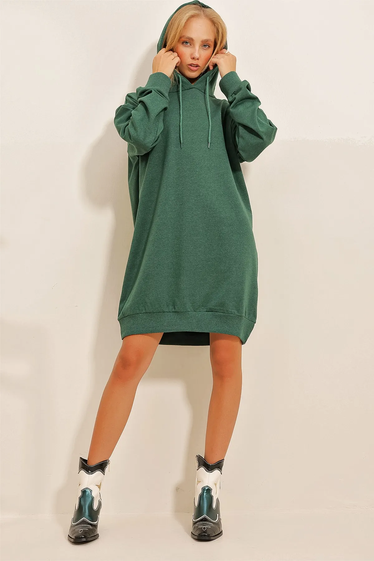 Trend Alaçatı Stili  Damen-Sweatshirtkleid in Walnussgrün mit Kapuze ALC-018-109-TE