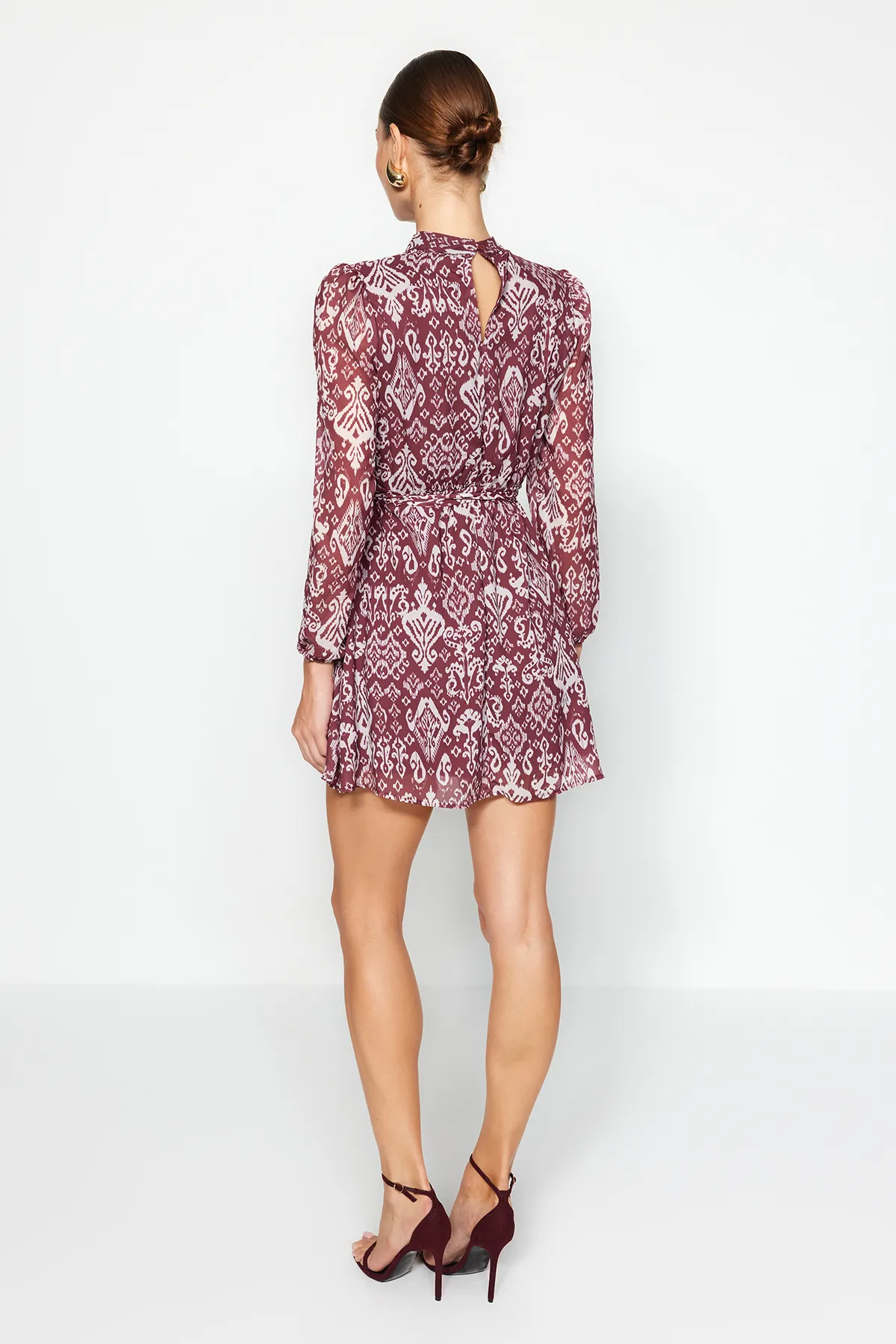 Trendyol Collection  Mehrfarbiger Gürtelrock, Volant-gefüttertes Chiffon-Minikleid aus Webstoff TWOAW24EL00665