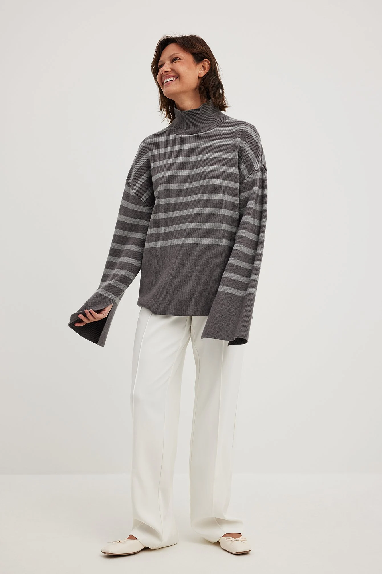 Gestreifter Strickpullover mit Rollkragen