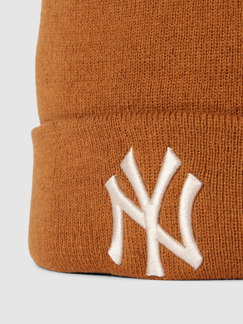 Beanie mit Label-Detail in camel