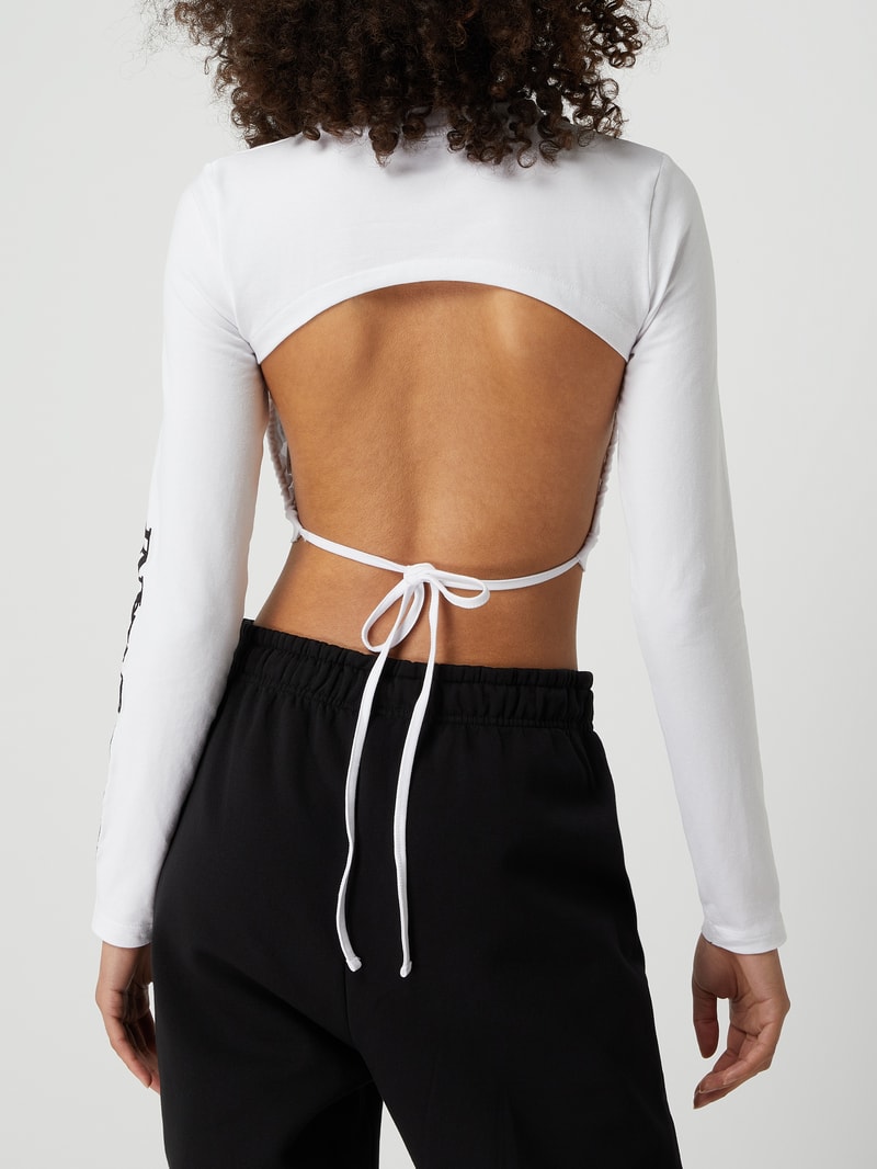 Cropped Longsleeve mit Logo in weiß