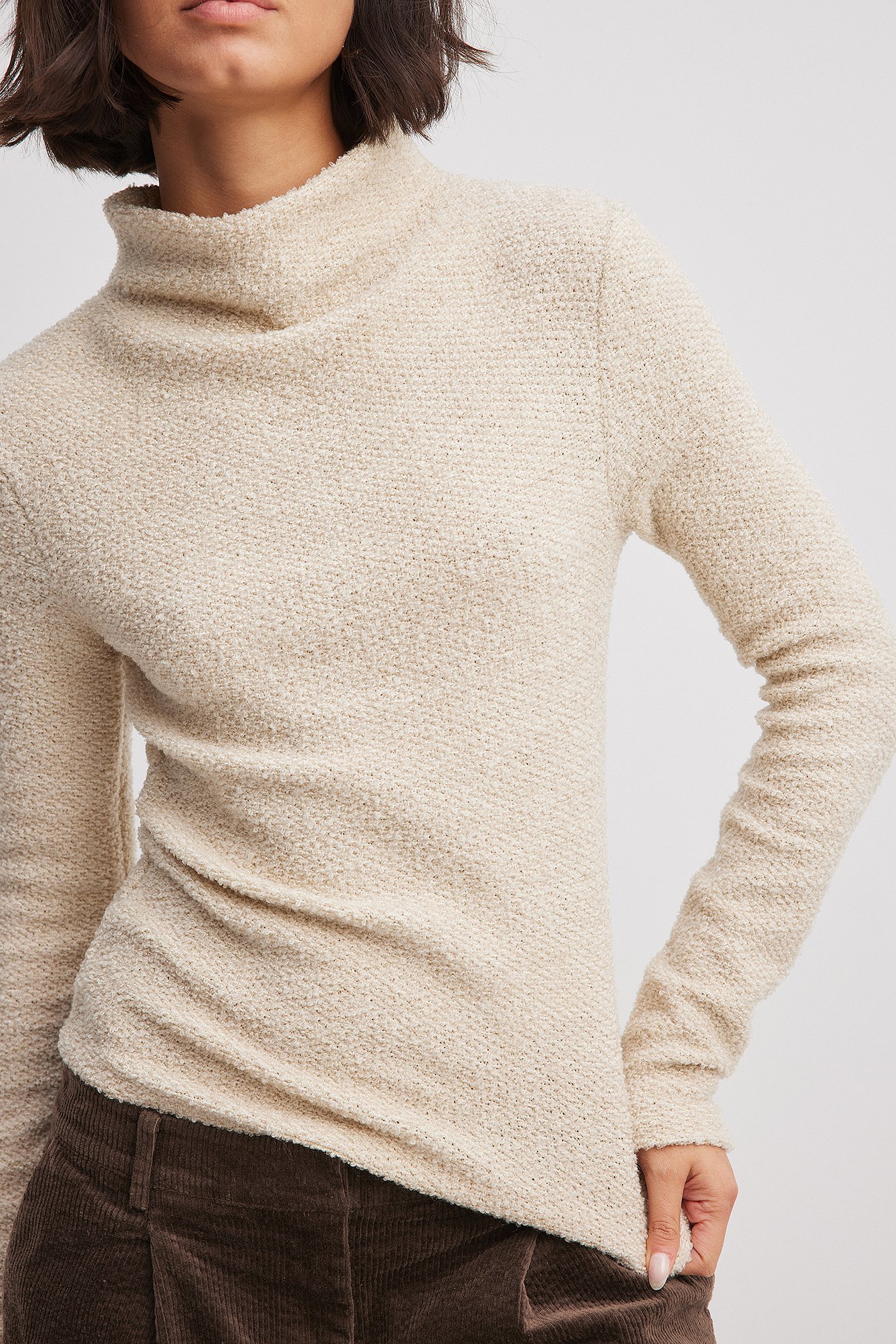 Strukturierter Pullover mit Trichterhalsausschnitt