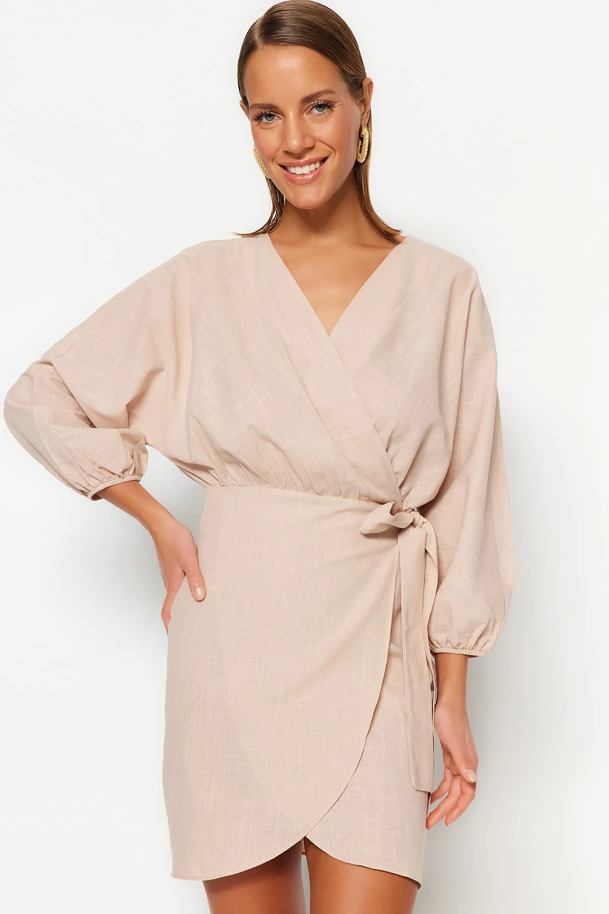 Trendyol Collection  Beigefarbenes Mini-Strandkleid aus gewebtem Zweireiher aus 100 % Baumwolle TBESS23EL00176