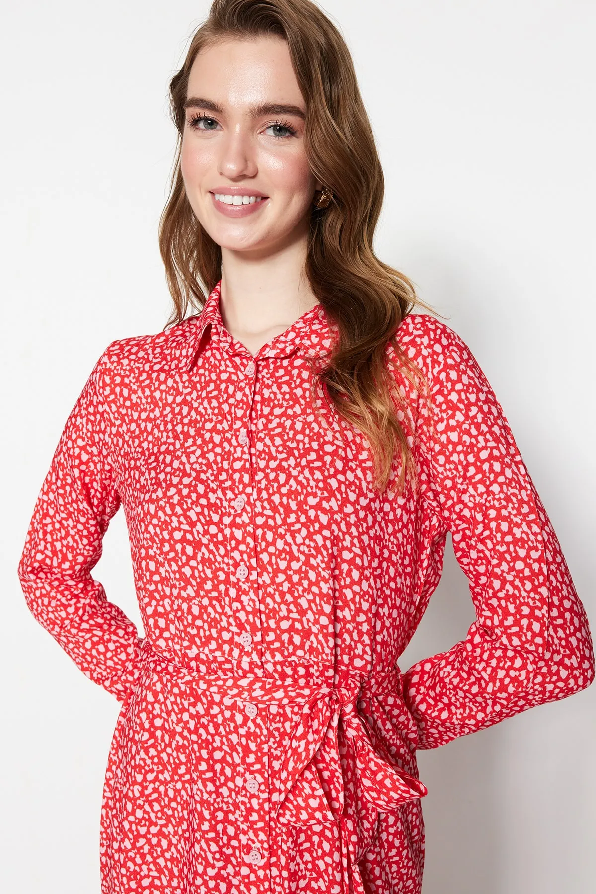 Trendyol Modest  Rosa Hemdblusenkleid aus 100 % gewebter Viskose mit Tiermuster und Gürtel TCTSS21EL3445