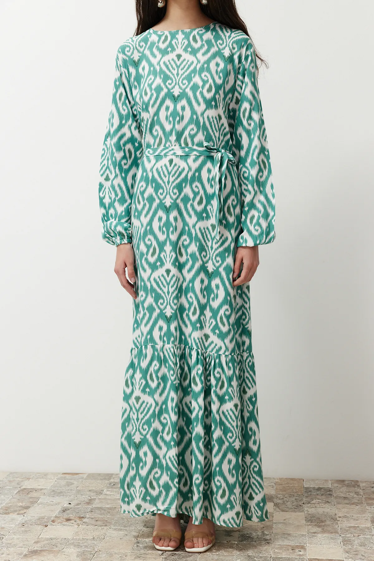 Trendyol Modest  Grünes Kleid aus Viskosegewebe mit Schalkragen und Gürtel TCTSS24EB00240