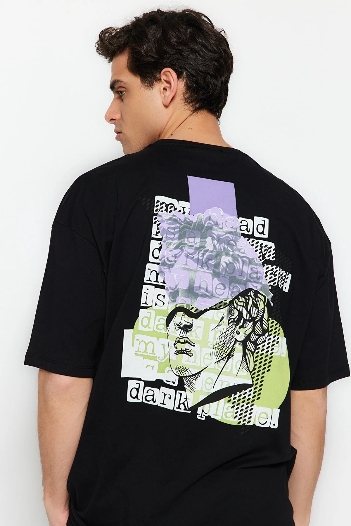 Trendyol Collection  Schwarzes Oversize-Kurzarm-T-Shirt mit Rundhalsausschnitt TMNSS23TS00151