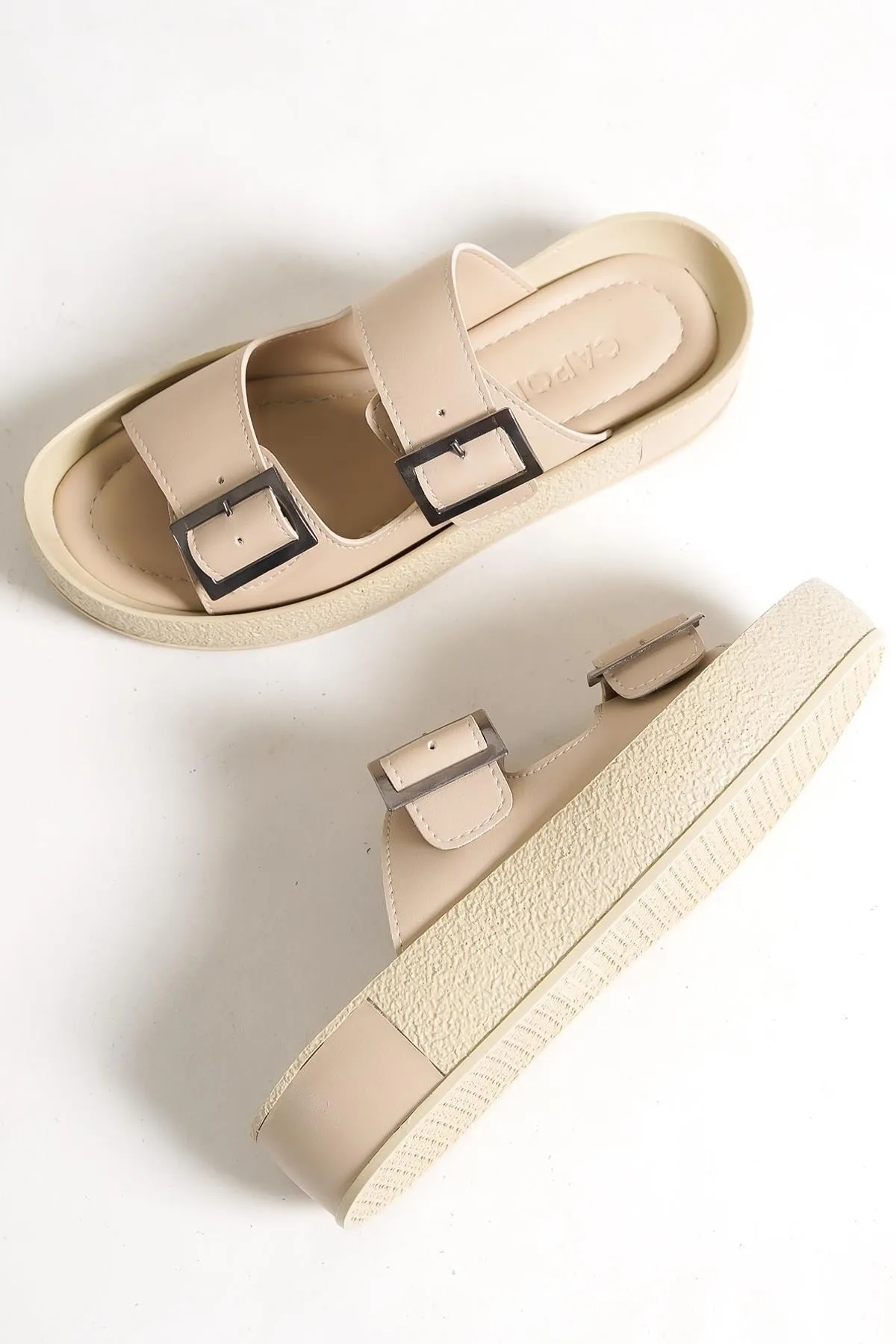 Capone Outfitters  Capone Damen-Hausschuhe mit doppelter Gürtelschnalle und Keilabsatz in Beige