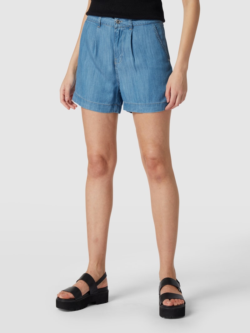 Jeansshorts mit Label-Patch in hellblau