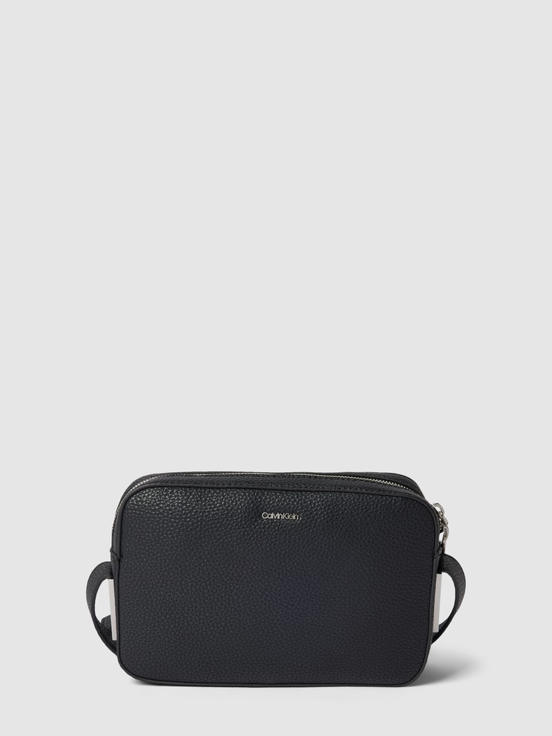 Umhängetasche mit Label-Applikation in schwarz