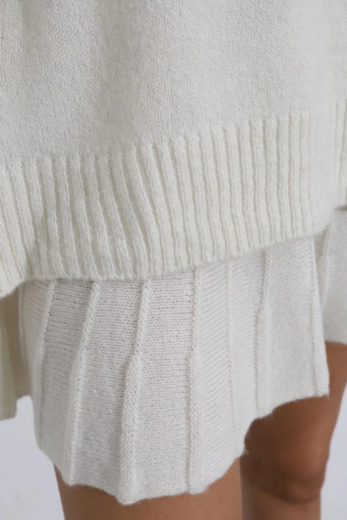 Laluvia  Knochenfarbenes Strickset mit Faltenrock und Halsausschnitt, Sweatshirt