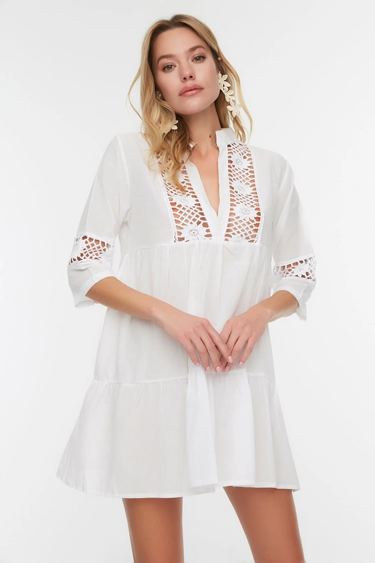 Trendyol Collection  Weißes Mini-Strandkleid mit gewebten Streifen, 100 % Baumwolle, TBESS20EL0854