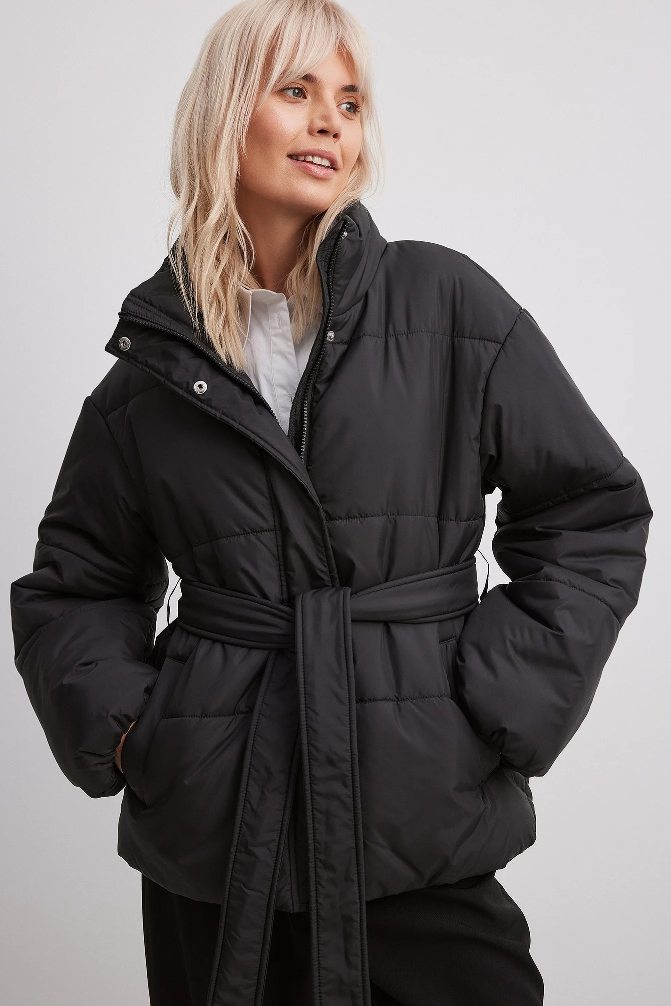 Kurze, gefütterte Jacke mit Gürtel