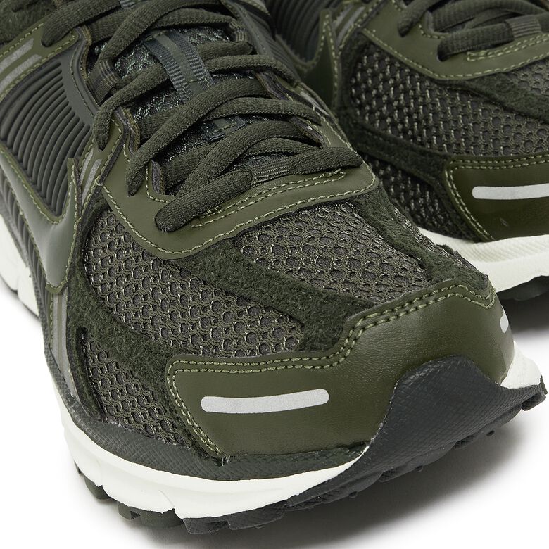 NIKE Zoom Vomero 5 