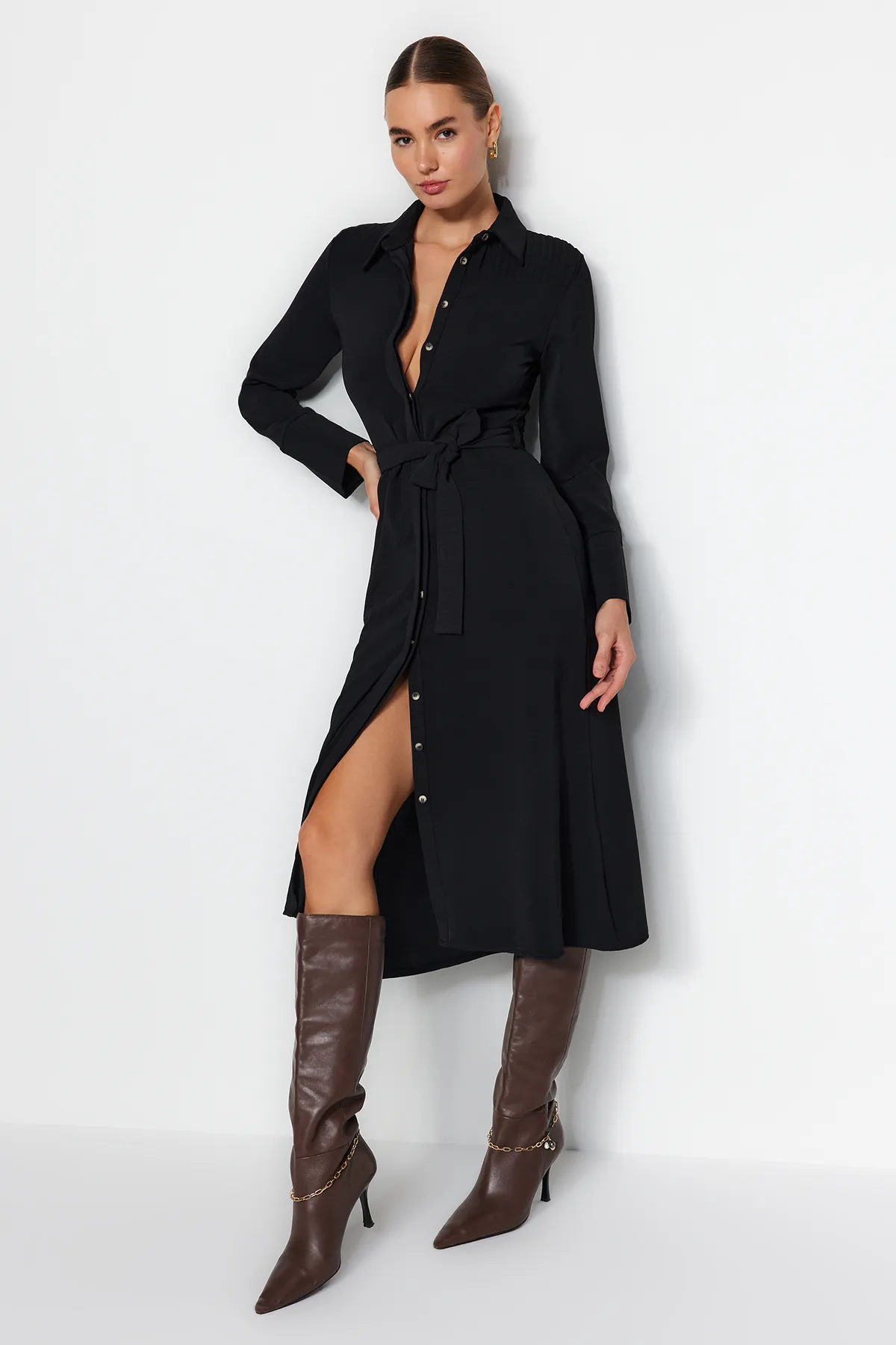 Trendyol Collection  Schwarzes, gewebtes Hemdkleid mit Gürtel und Knöpfen TWOAW24EL00359