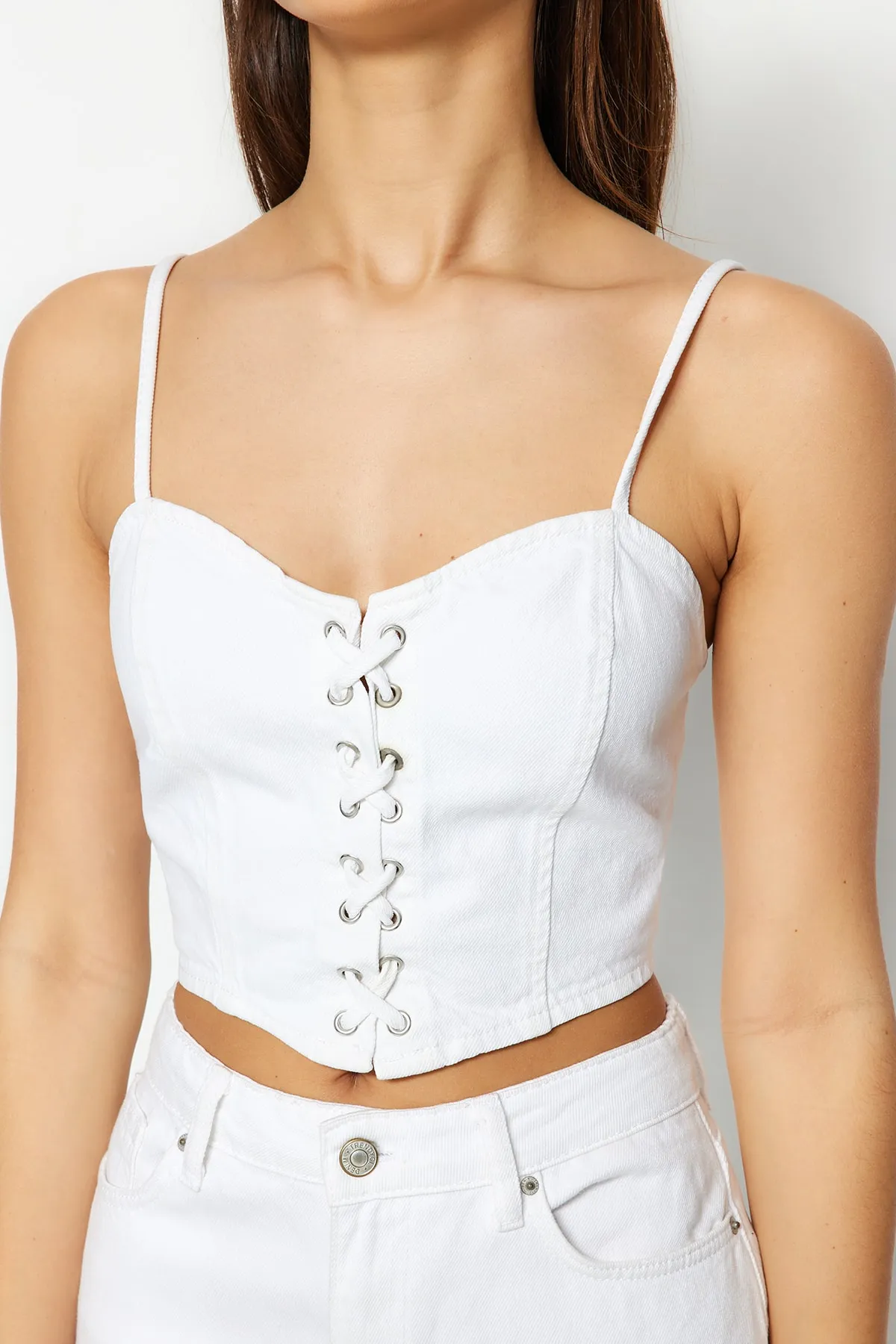 Trendyol Collection  Weißes Denim-Bustier mit Bird-Eye-Detail TWOSS23BS00010