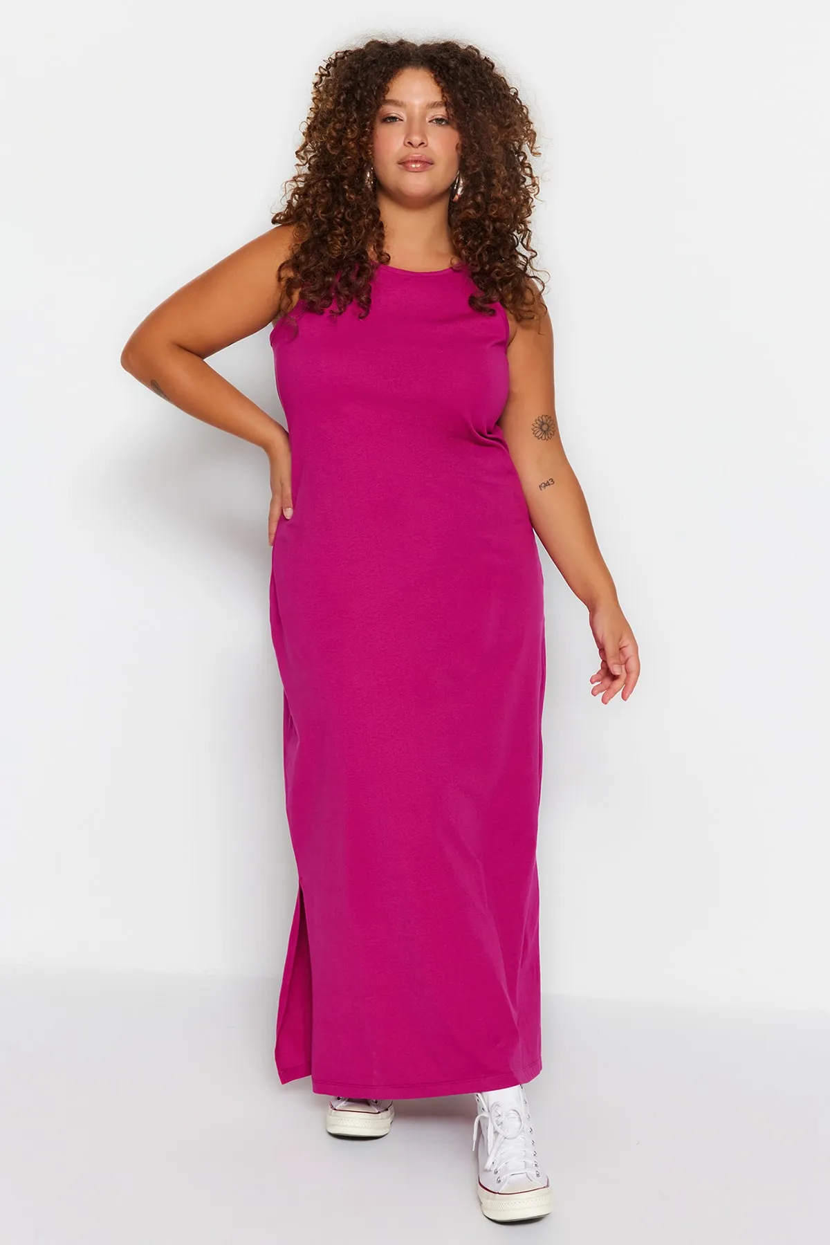 Trendyol Curve  Fuchsiafarbenes Shift-Strickkleid mit Rundhalsausschnitt und Schlitz TBBSS22AH0162