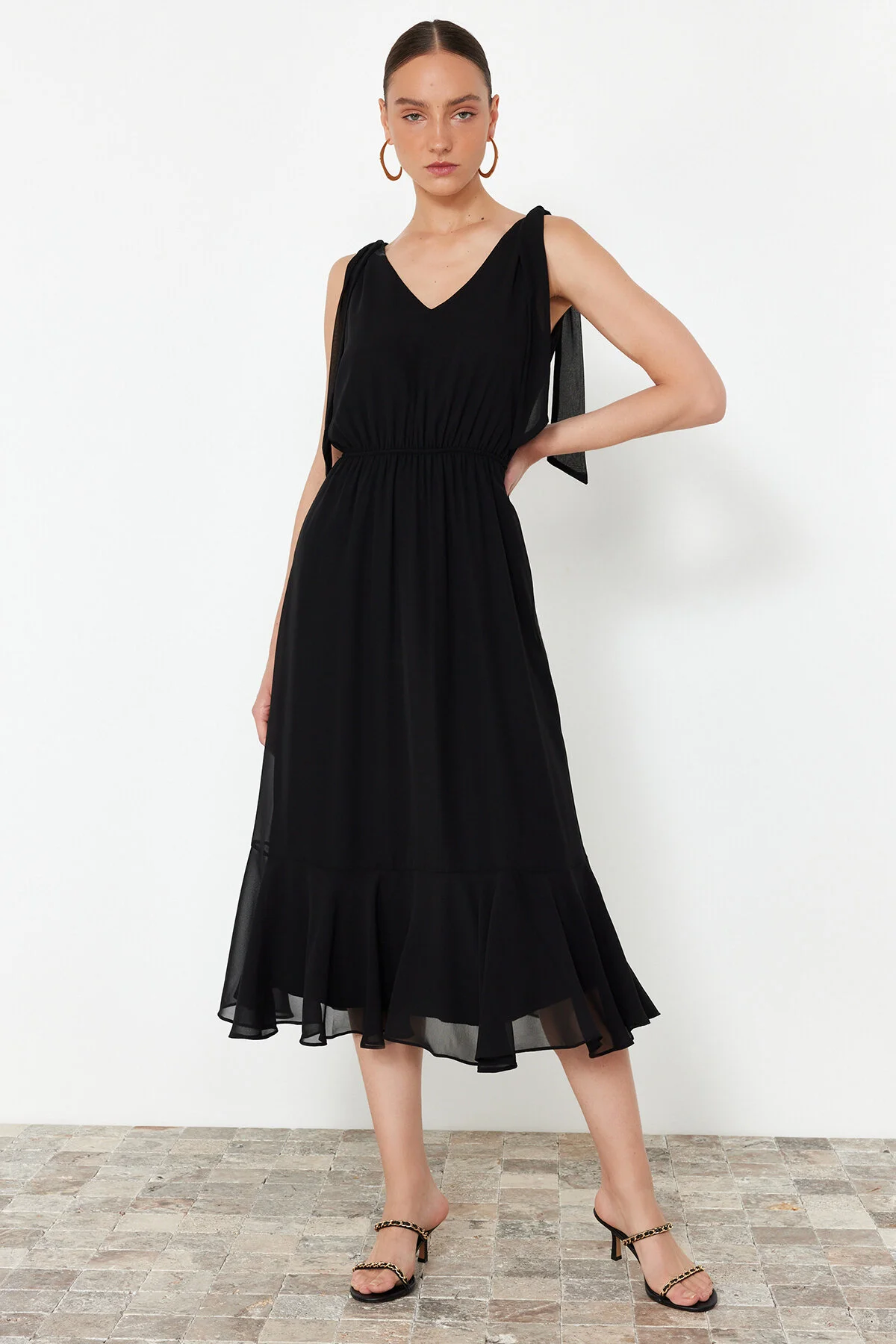 Trendyol Collection  Schwarzes A-Linien-Maxikleid aus gewebtem Chiffon mit elastischer Taille und Futter TWOSS24EL00804