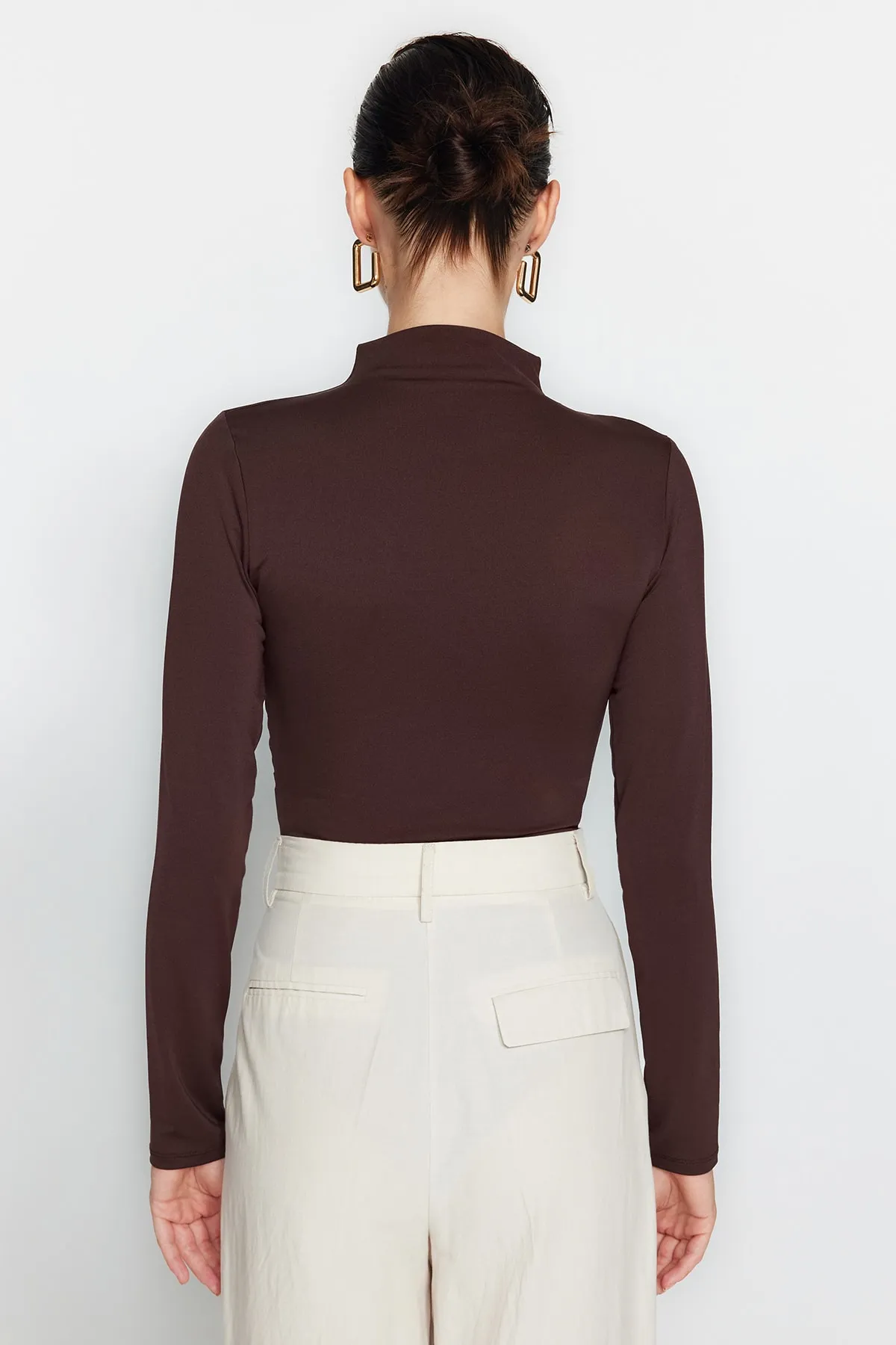Trendyol Collection  Brauner Stretch-Strickbody mit Stehkragen und Druckknöpfen, gerafftem Detail TWOAW24BD00014
