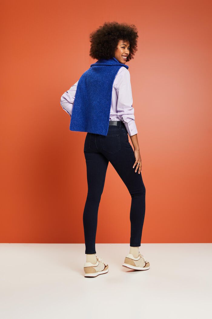 Schmal geschnittene Jeans mit mittlerer Bundhöhe
