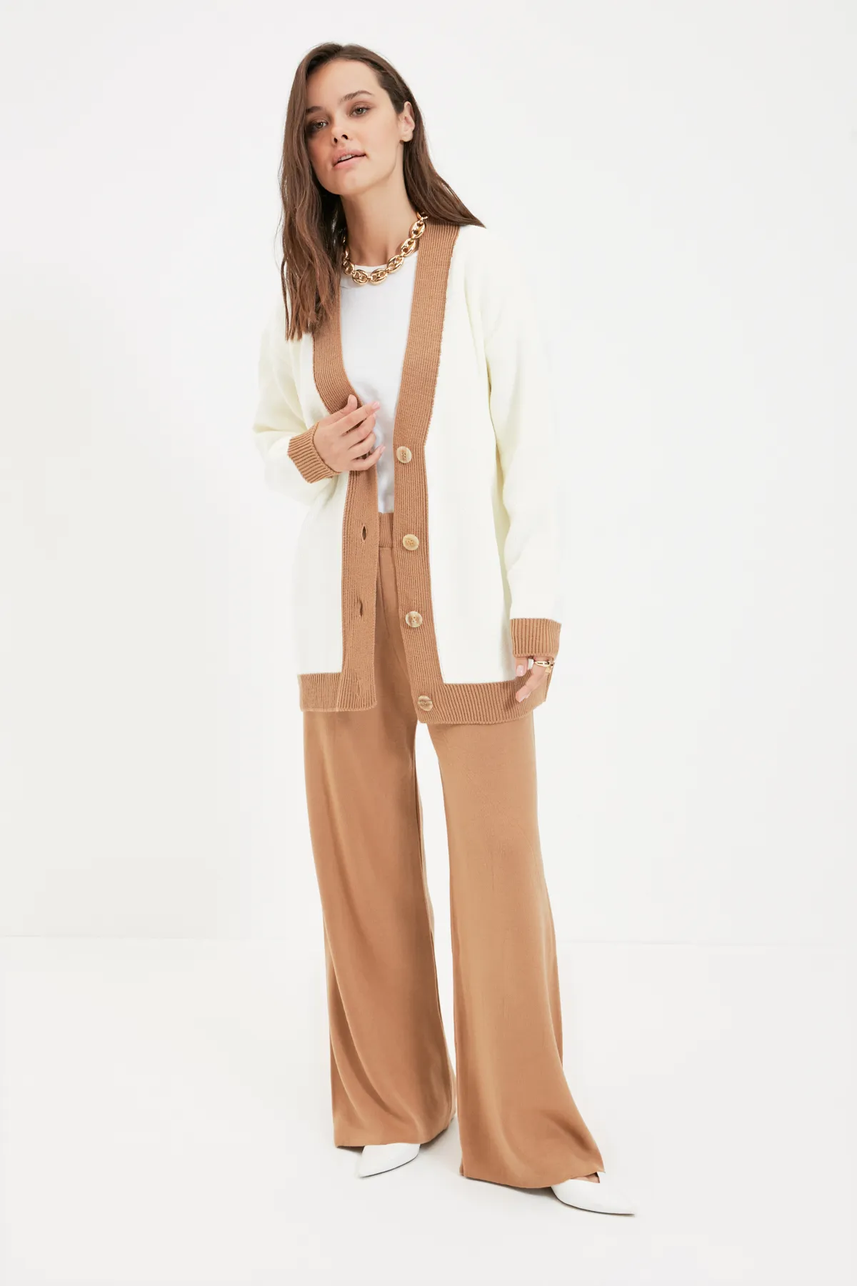 Trendyol Modest  Kamelfarbenes Strickset mit Cardigan und Hose mit Streifendetail TCTAW22AU0156