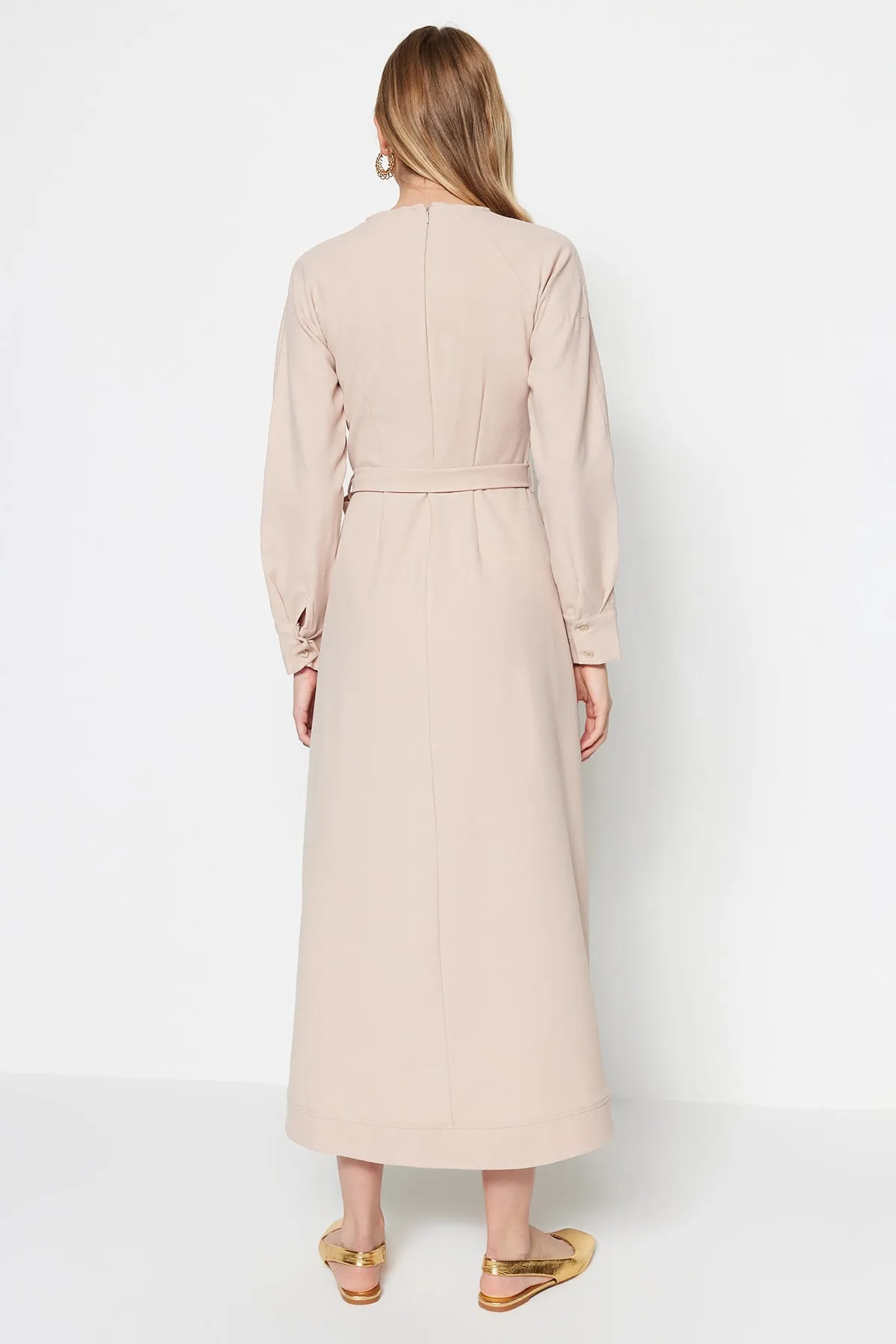 Trendyol Modest  Hellbeige gewebtes Kleid mit Gürtel und Ziernähten TCTSS23EB00144