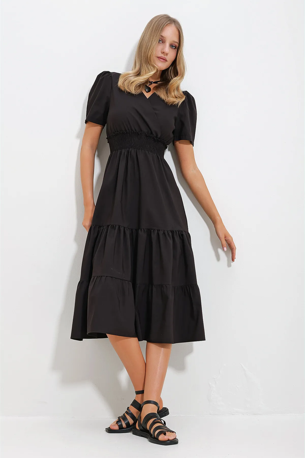 Trend Alaçatı Stili  Schwarzes zweireihiges Damenkleid aus gewebter Popeline mit Taillenführung und Volants ALC-X11610