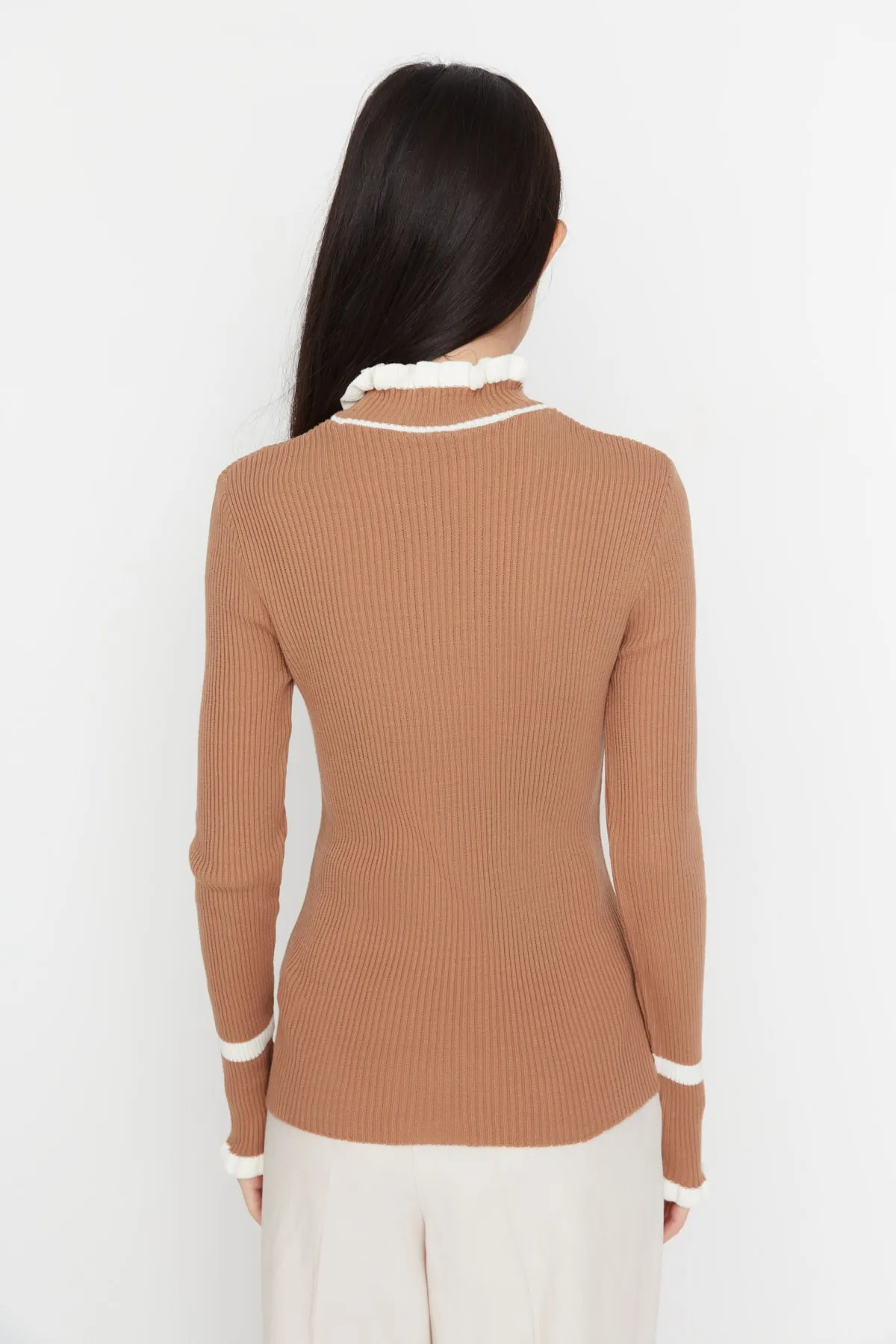 Trendyol Collection  Kamelfarbener Strickpullover mit Blockfarbenmuster TWOAW22KZ1250