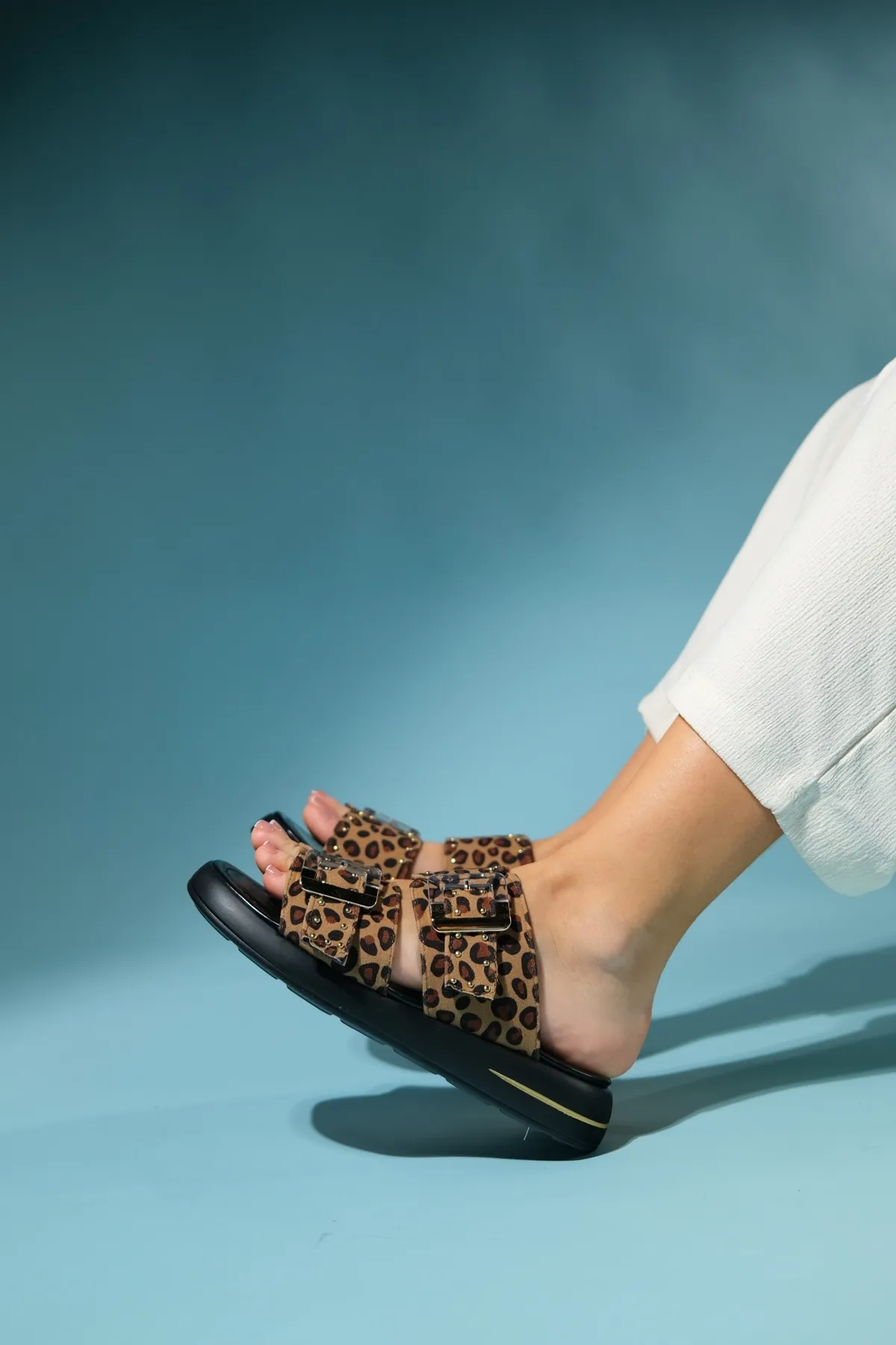 LuviShoes  ZLEY Damen-Hausschuhe mit transparenter Schnalle und Muster in Schwarz und Gelb