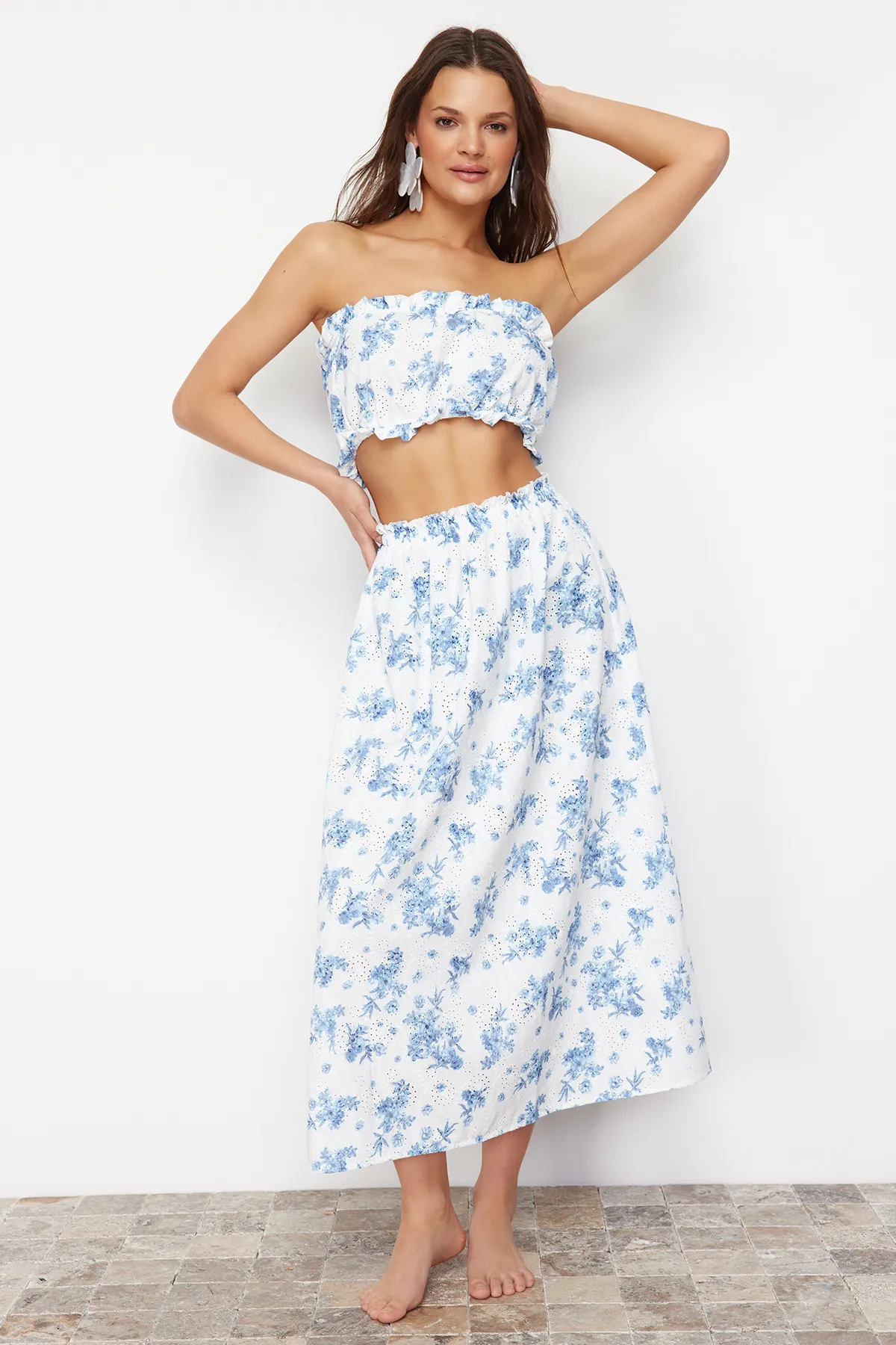 Trendyol Collection  Midi-Bluse mit gewebten Rüschen und Stickereien, 100 % Baumwolle, mit Blumenmuster, Rockanzug TBESS24AU00056