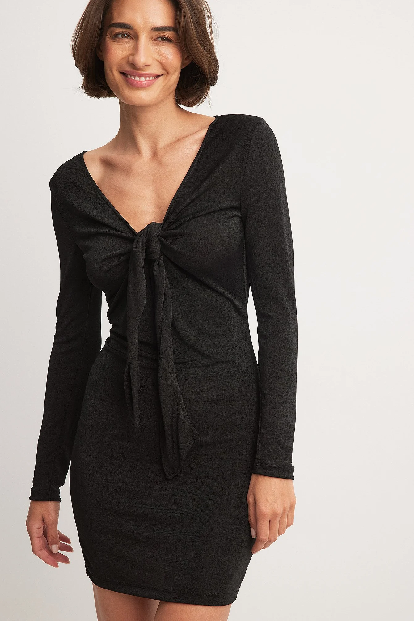 Langärmeliges Minikleid mit Twist-Detail