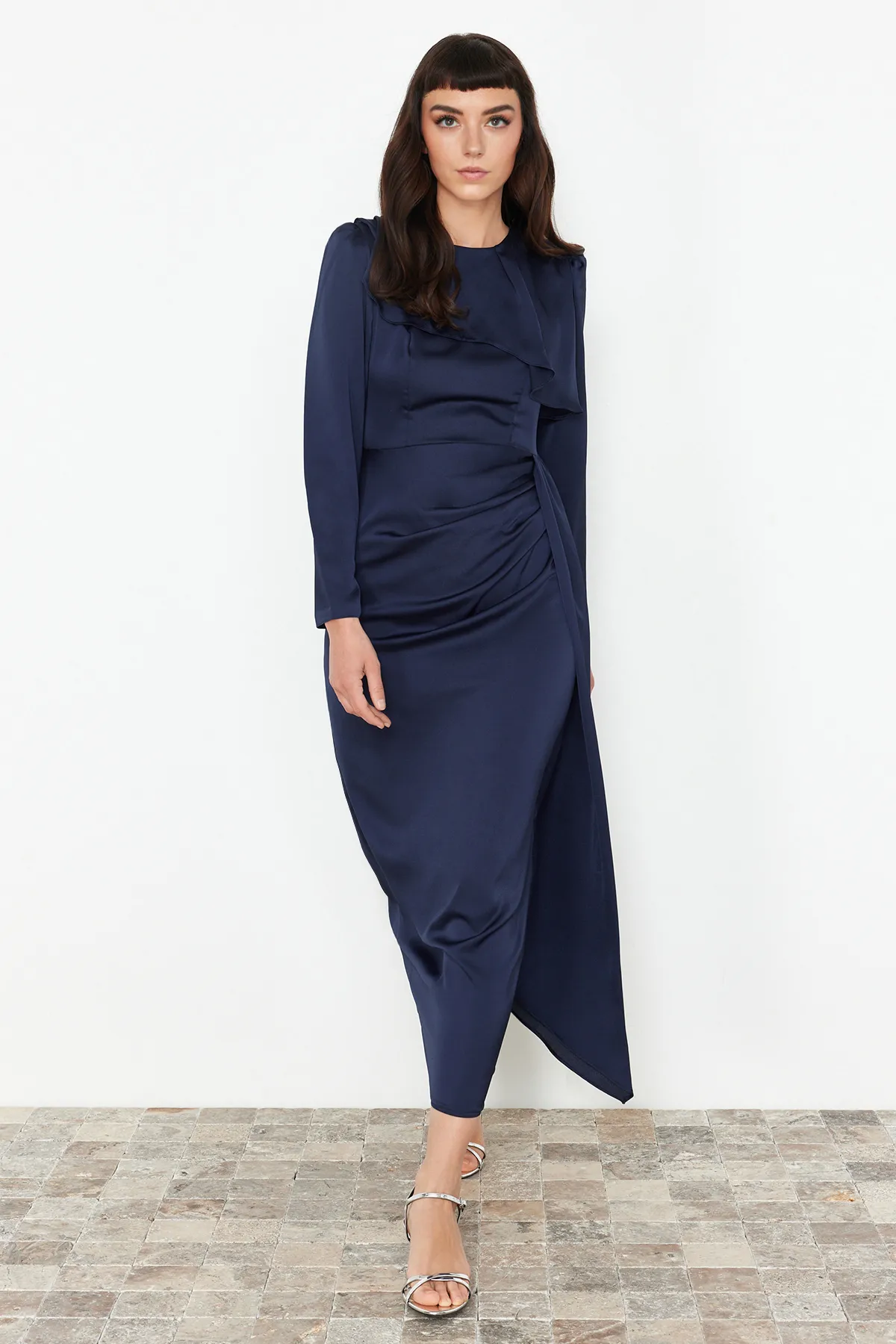 Trendyol Modest  Marineblaues Abendkleid aus Satin mit Schalkragen TCTAW24DB00004