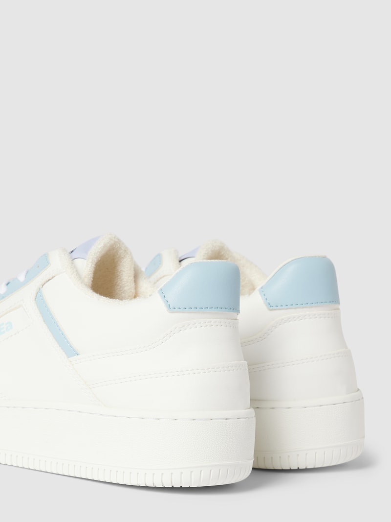 Sneaker mit Label-Details in weiß