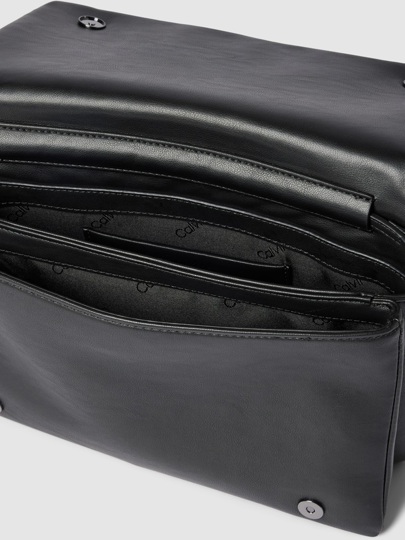 Umhängetasche mit Strukturmuster Modell 'QUILT' in schwarz