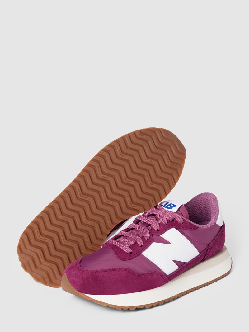 Sneaker mit Label-Details in rot