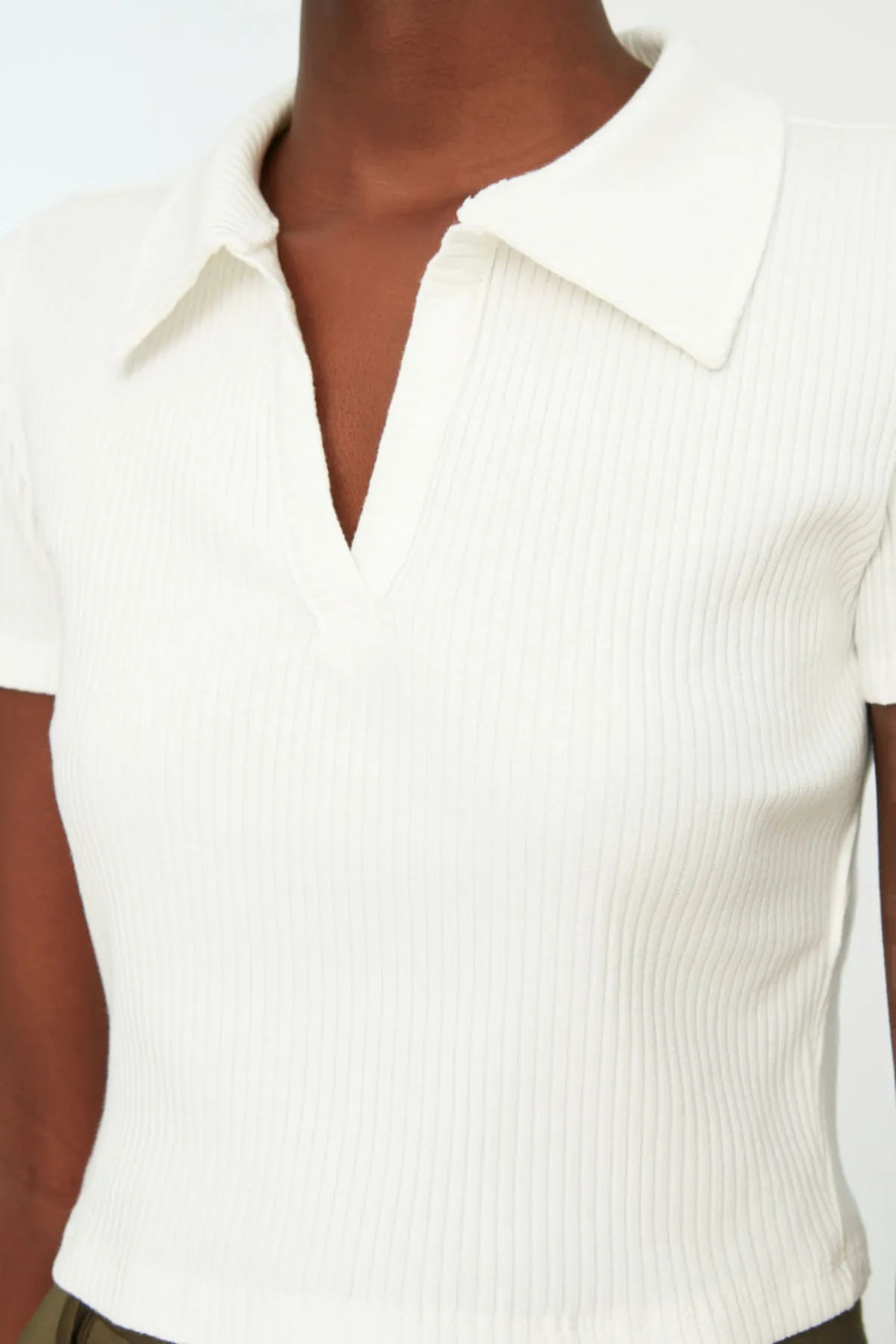 Trendyol Collection  Weiße, taillierte, kurze, gerippte, dehnbare Strickbluse mit Polokragen TWOSS21BZ0038